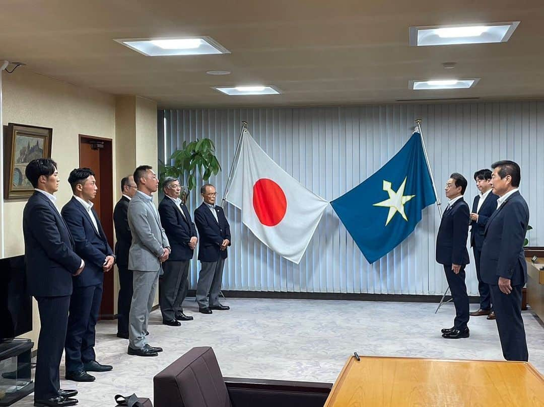 渡辺俊介さんのインスタグラム写真 - (渡辺俊介Instagram)「#都市対抗野球  本日、千葉県庁にて熊谷知事、議長、副議長への表敬訪問をさせていただきました。 力強い御言葉ありがとうございます。地域の代表として一つ一つ大切に戦って参ります。  #千葉県 #君津市 #木更津市 #富津市 #袖ヶ浦市  #日本製鉄かずさマジック #毎日新聞 #千葉日報」7月10日 21時43分 - wata_submarine