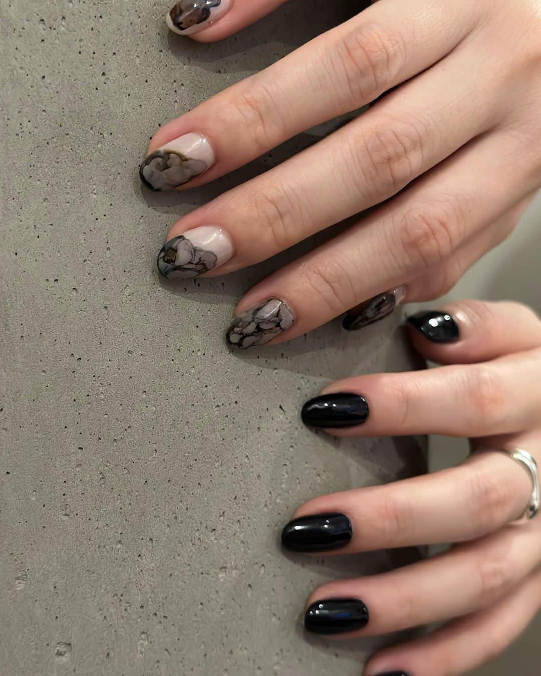 松山かなこのインスタグラム：「Black × Ink 🤍  @beborn_tokyo  #nail #nails #naildesign」