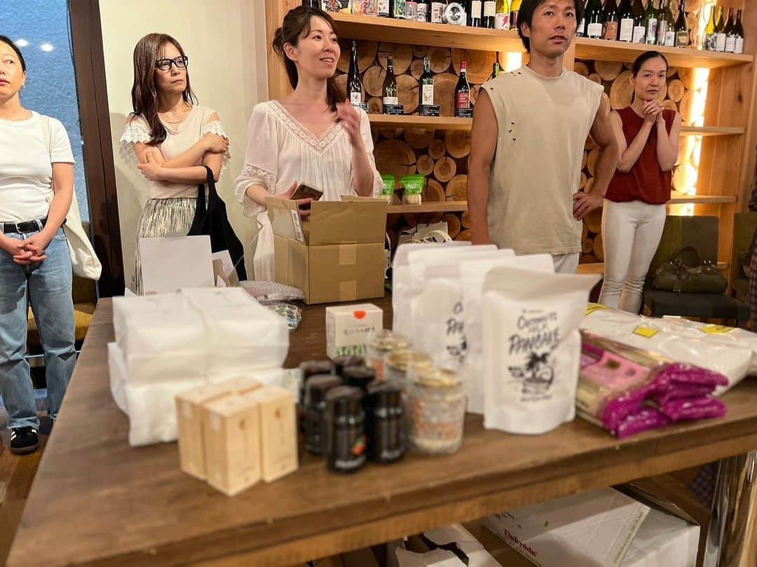 村上雄大【オーガニックサラリーマン】さんのインスタグラム写真 - (村上雄大【オーガニックサラリーマン】Instagram)「エリーさんゆかこさん🥂 【美肌・腸活・健康】  京都の南山さんで、エリーさんと初のコラボイベント開催させていただきました☺️☆  @_z_eric_o_  @remonsyouten   ゆかこさんとは何回もイベントやってるので、絶対的安心感笑。そしてえんもぐスイーツが美味しすぎたー！😍このレシピをゲットした人はぜひ作ってほしいです☺️  そしてエリーさんとコラボイベントやろうやろうってずっと言ってたけど、なかなか実現できず、念願の開催！👏僕は皆さんにリアルエリーさんとお会いで機会をずっと作りたかったんです！やっとできた！笑。リアルにお会いしてよりエリーさんの魅力が伝わったのではないかなと思っています☺️  楽しい時間はあっという間@で、寂しい気持ちにもなりましたが、また東京でも開催実現できるようにしますので、関東の方もお楽しみに☆  エリーさんとのコラボ製品や南山さんでもお買い物たくさんしてくれて嬉しかったです☺️新製品のほうじ茶ちんすこうとカレー塩もぜひご堪能ください👏  そして、今回のイベントで豪華プレゼント🎁ご協賛いただいたメーカー様ありがとうございました🥺  @nanzan_la_cave 様 @tomoya_inose 様 @abios_purenatural 様 @cocowell_jp 様 @bionormalizerjp 様 @medeldeli_ 様 @moonpeach88 様 @roselink.inc 様 @matchaheaven_japan 様 @saitsu_sasaki 様  いつも本当にご協賛感謝致します🥳参加者の皆さんとても喜んでおりました♪  そして素晴らしい会場をご提案くださった @yakiniku_nanzan  @nanzan_la_cave さんありがとうございました😊  そしてそして！全国からご参加くださった皆さん！本当に本当にありがとうございました😊みんな良い人ばかりで主催者3名で感激しております🥺しかもみんなキラキラしておキレイな方ばかり😍  課題も残ったイベントでしたが、しっかりと改善し、次に繋げて行きたいと思っています✍️  また、皆さんとお会いできる日を楽しみしております😌  エリーさんとゆかこさんもありがとうございました☆今日もビール最高でした🍻  また会う日まで🌏  @murakami_mark_organic   #エリーさん  #れもん商店  #オーガニックサラリーマン」7月10日 21時53分 - allorganic_athlete