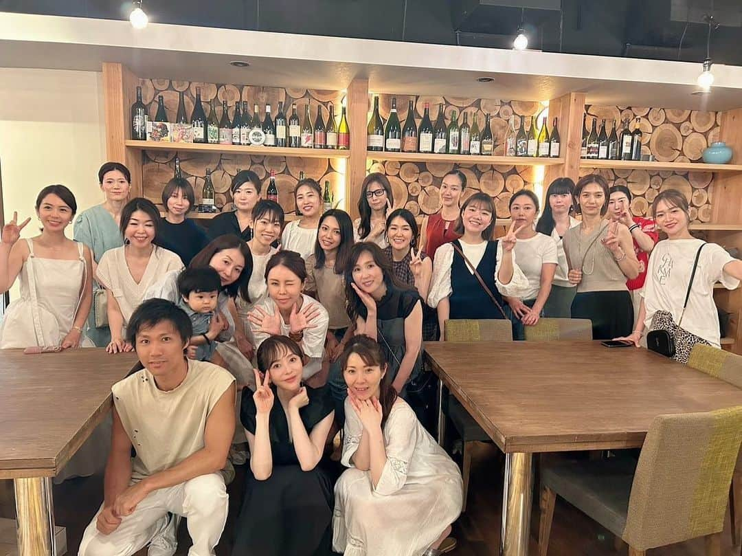 村上雄大【オーガニックサラリーマン】さんのインスタグラム写真 - (村上雄大【オーガニックサラリーマン】Instagram)「エリーさんゆかこさん🥂 【美肌・腸活・健康】  京都の南山さんで、エリーさんと初のコラボイベント開催させていただきました☺️☆  @_z_eric_o_  @remonsyouten   ゆかこさんとは何回もイベントやってるので、絶対的安心感笑。そしてえんもぐスイーツが美味しすぎたー！😍このレシピをゲットした人はぜひ作ってほしいです☺️  そしてエリーさんとコラボイベントやろうやろうってずっと言ってたけど、なかなか実現できず、念願の開催！👏僕は皆さんにリアルエリーさんとお会いで機会をずっと作りたかったんです！やっとできた！笑。リアルにお会いしてよりエリーさんの魅力が伝わったのではないかなと思っています☺️  楽しい時間はあっという間@で、寂しい気持ちにもなりましたが、また東京でも開催実現できるようにしますので、関東の方もお楽しみに☆  エリーさんとのコラボ製品や南山さんでもお買い物たくさんしてくれて嬉しかったです☺️新製品のほうじ茶ちんすこうとカレー塩もぜひご堪能ください👏  そして、今回のイベントで豪華プレゼント🎁ご協賛いただいたメーカー様ありがとうございました🥺  @nanzan_la_cave 様 @tomoya_inose 様 @abios_purenatural 様 @cocowell_jp 様 @bionormalizerjp 様 @medeldeli_ 様 @moonpeach88 様 @roselink.inc 様 @matchaheaven_japan 様 @saitsu_sasaki 様  いつも本当にご協賛感謝致します🥳参加者の皆さんとても喜んでおりました♪  そして素晴らしい会場をご提案くださった @yakiniku_nanzan  @nanzan_la_cave さんありがとうございました😊  そしてそして！全国からご参加くださった皆さん！本当に本当にありがとうございました😊みんな良い人ばかりで主催者3名で感激しております🥺しかもみんなキラキラしておキレイな方ばかり😍  課題も残ったイベントでしたが、しっかりと改善し、次に繋げて行きたいと思っています✍️  また、皆さんとお会いできる日を楽しみしております😌  エリーさんとゆかこさんもありがとうございました☆今日もビール最高でした🍻  また会う日まで🌏  @murakami_mark_organic   #エリーさん  #れもん商店  #オーガニックサラリーマン」7月10日 21時53分 - allorganic_athlete