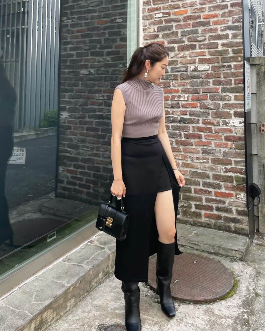 mina hinokuchiのインスタグラム：「. ノースリのタートルニットで 少しクラシックな気分💼  まだまだ暑いのでサンダルにしようかと思ったけど 上がってきたブーツが可愛くて足元は秋仕様に👢 いつもより筒が太めな作りがポイント◎  このトップスに、みんなが合わせてたミニのスタイリングも可愛かったけど、 身長と年齢も相まって、こういうロングだけどスリットでミニの気分も味わえるスカートが私にはしっくりきました🫶🏻  . #Chico #チコ #salonbychico  #2023aw #タートルネック #ロングブーツ #高身長コーデ」