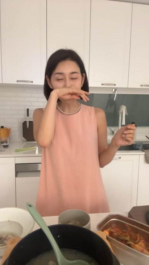 パク・タミのインスタグラム：「- 매생이 삼계탕 먹방 라방이었습니다. 맛이라는게.. 사진이나 영상으로는 잘 표현이 안되요. 특히 삼계탕의 경우는.. 그래서 라방으로 여러분과 한끼 식사를 했어요^^ 잘 전달되었을까요?  삼계탕으로 이미 너무 유명한 진전복삼계탕에서 자존심을 걸고 만든 삼계탕이예요. 얼마나 고심하며 준비를 했을지 상상이 가죠? 이미 강남권에서 6개의 삼계탕 매장을 운영중인데, 삼계탕팩으로 그 명성을 무너뜨릴 수 없는, 그야말로 도전이었을텐데! 결과물은 ‘정말 제대로 맛있다!’ 예요~  시중에서 파는 닭은 보통 900g이잖아요? 매생이 삼계탕은 1200g이예요~~^^  매생이 삼계탕이 조금 생소하죠? 매생이의 부드러움과 바다내음이 가미되어 삼계탕의 감칠맛을  한층 더 끌어올려 줘요~ 진한 삼계탕 육수와 해조류 매생이의 만남으로 쉽게 맛을 설명 드리면 사골미역국처럼 깊고 진한 맛?  딱 그맛이구요💓  그리고 원피스 질문 많으셨는데요~~ㅋ @kil_guiltfree 에서 세일할때 샀어요^^」