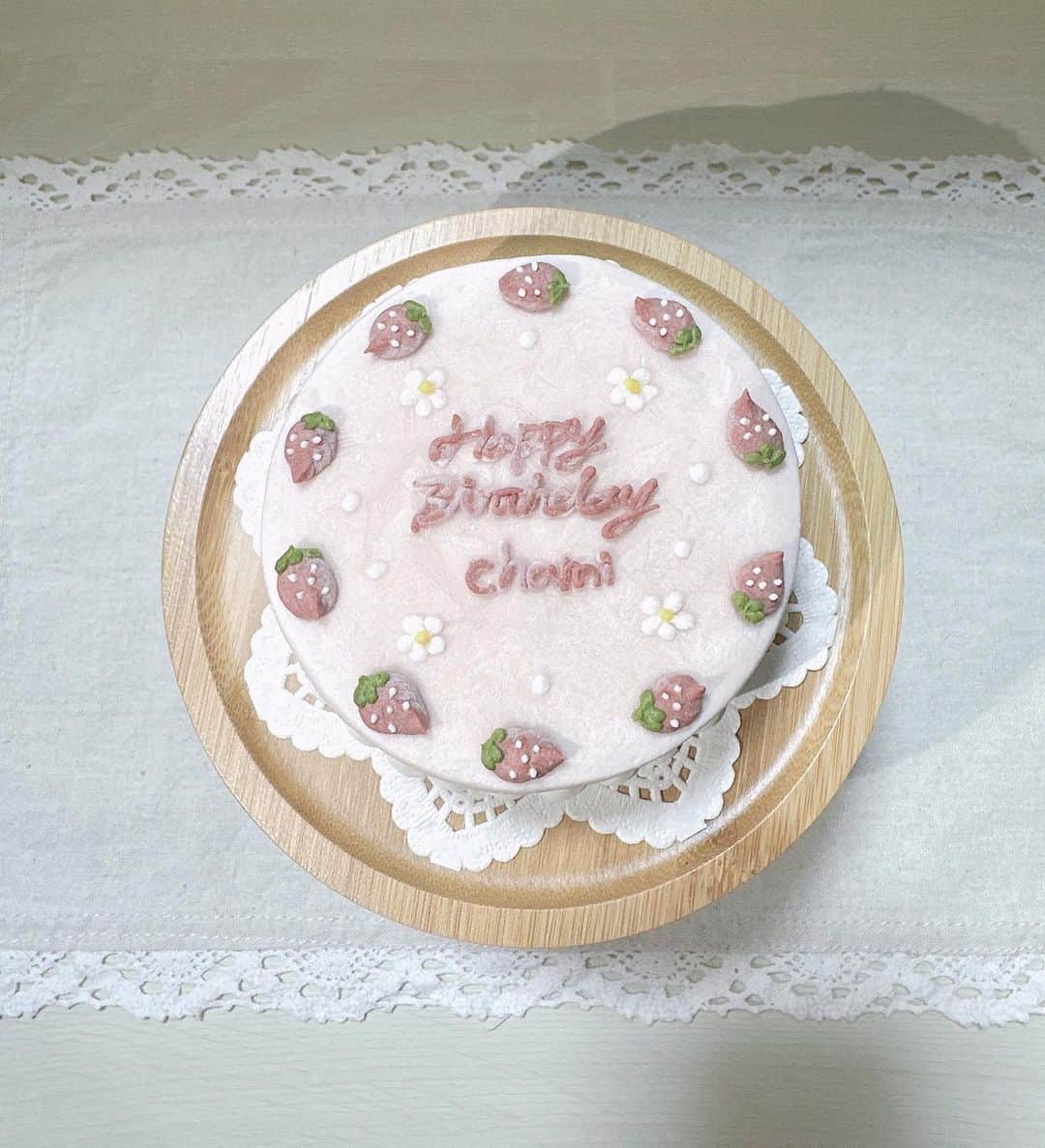 松原伊予菜のインスタグラム：「'  　　　　　　　　2 0 2 3 . 7 . 1 0 　　　　　　　　　ちゃみ2歳おめでとう🎂  誕生日ケーキは @g.gshine__dogcake さんで オーダーしました🪧🏷️  🍓ケーキ可愛いすぎるー！！  #happybirthday#誕生日#誕生日ケーキ#犬用ケーキ #チワワ#ロングコートチワワ#chihuahua」