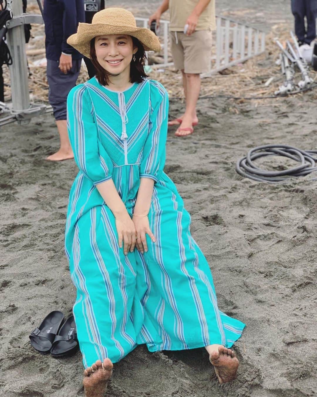 石田ゆり子さんのインスタグラム写真 - (石田ゆり子Instagram)「キリン一番搾りのCMの撮影風景です。 裸足で波と戯れたのは何年ぶりだろう。薄いグレーの空と、 美しいブルーのサマードレスのコントラストが綺麗でした。 #キリン一番搾り」7月10日 21時48分 - yuriyuri1003