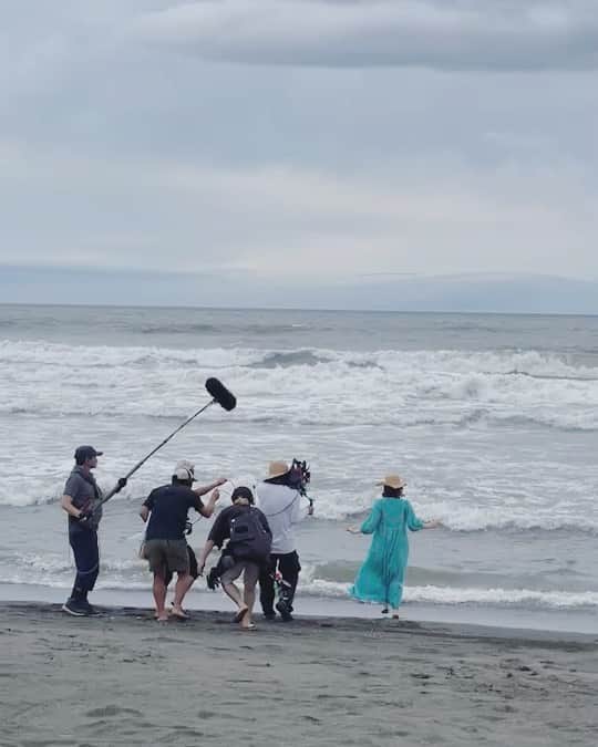 石田ゆり子のインスタグラム：「キリン一番搾りのCMの撮影風景です。 裸足で波と戯れたのは何年ぶりだろう。薄いグレーの空と、 美しいブルーのサマードレスのコントラストが綺麗でした。 #キリン一番搾り」
