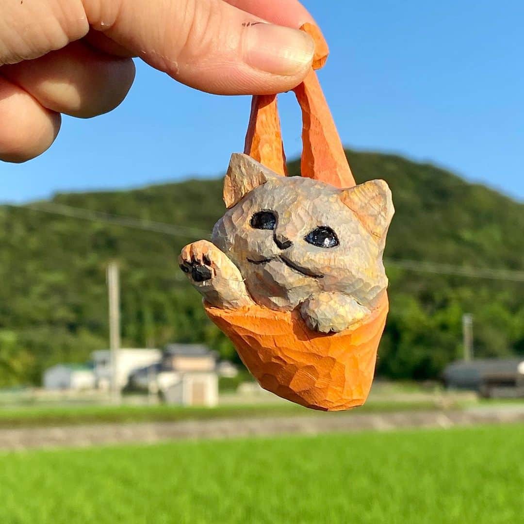 花房さくらさんのインスタグラム写真 - (花房さくらInstagram)「夏の昼下がりのぶら下がり猫。  #ねこ包み #スタジオソータ #カプセルトイ  #ボックストイ  #cat #sculpture #hanafusasakura」7月10日 21時49分 - sakura_hanafusa