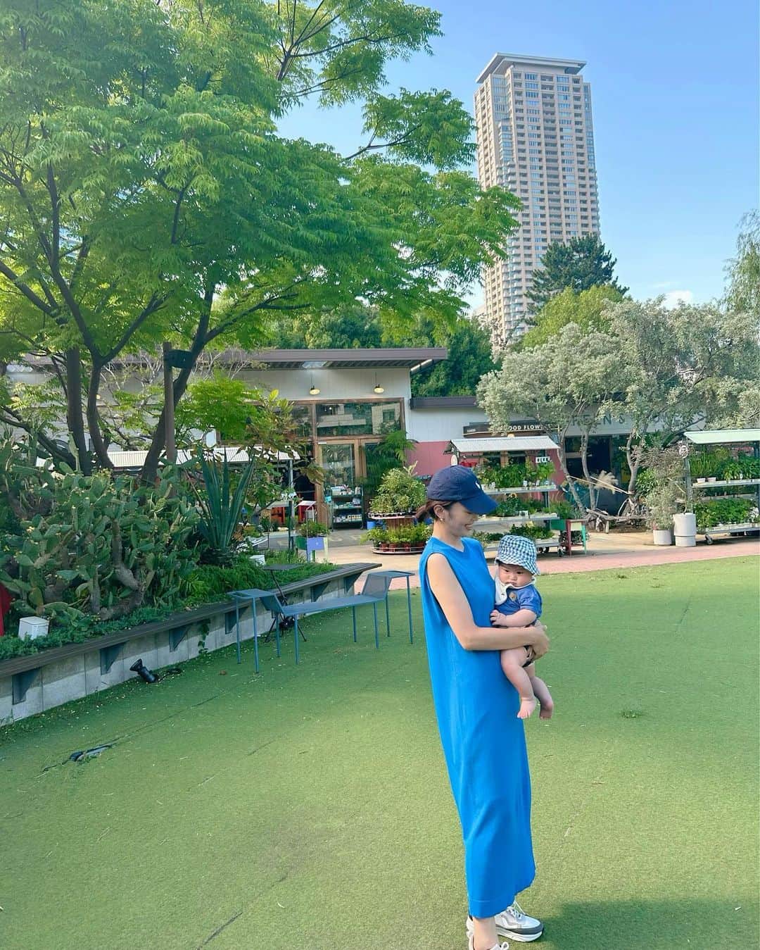 篠原菜月さんのインスタグラム写真 - (篠原菜月Instagram)「7キロを超えた👶👶 わたしの腕もたくましくなってきました😂💪 ⁡  👗 @lounie_jp  👟 @dianashoespress  👜 @ralphlauren  📱 @bandolierstyle.jp   携帯を新しくしたのでバンドリヤーのケースに。 肩掛けできるのやっぱり楽🤍  #sharegreenminamiaoyama#双子育児#男女双子#4ヶ月#東京カフェ#青山カフェ#南青山カフェ#東京カフェ巡り#バンドリヤー」7月10日 21時49分 - natsukishinohara