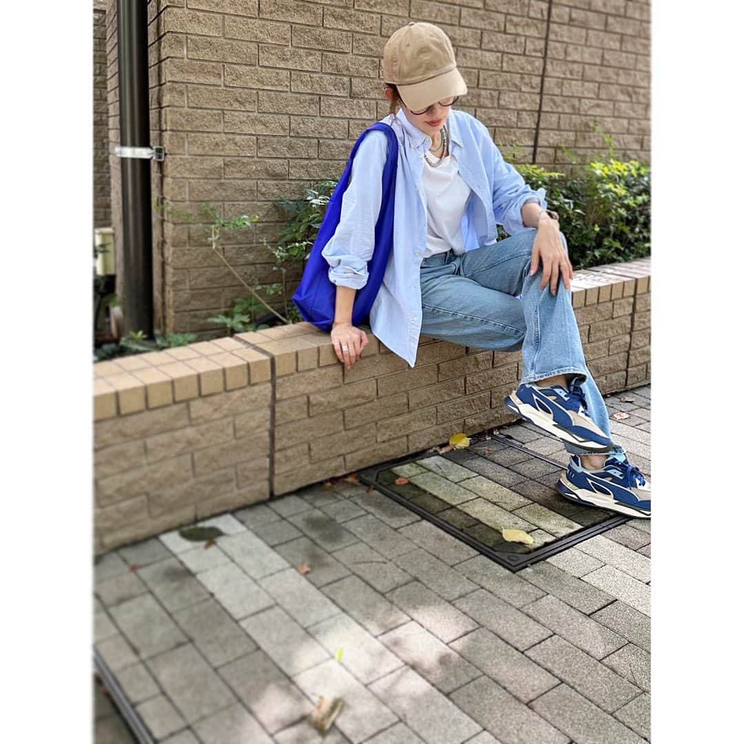 のインスタグラム：「* * まだ 梅雨明けしてないはずなのに 毎日暑い💦 * 4つ前の投稿のデニムを @zara のセールで買った メンズシャツに合わせて 着てみました * #upperhights #zara #shinzone  #maisonkitsune #puma #アメブロ更新しました」