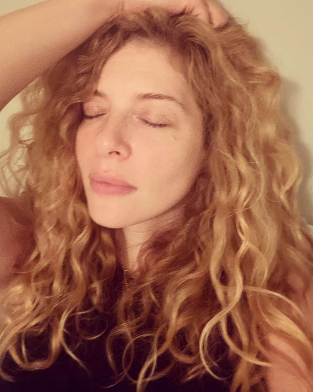 レイチェル・レフィブレのインスタグラム：「That relief you feel when someone can tame the beast. Thank you for the brilliant haircut @krista_hairstylist 💇‍♀️ #curly #curlyhair #wavyhair #frizzyhair」