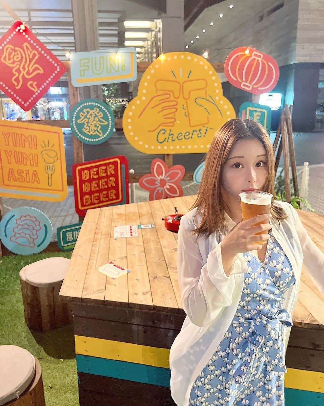 利咲のインスタグラム：「二子玉川の駅近にあるビアガーデンへ行きました🍻 最近暑い日が続きますね〜 みなさま夏バテはしてないですか？  夏といえば、BBQやビアガーデンなどアウトドアなイベントが楽しいですよね。 ビアガーデンに行くと夏が来たという実感がしました🌞  6/9〜10/9までの4ヶ月間限定のプレミアムビアテラスは2018年からスタートし、今年で6年目。  今年のテーマは“yum yun asia” ビールにぴったりのアジアの人気屋台料理の限定メニューが食べ比べできます。  ビールは神泡のプレミアムモルツシリーズ、カラフルなビアボールカクテル、ハイボール、 レモネードなどノンアルコールドリンクも豊富です🍹  私はプレモルのマスターズドリームを飲みました！  雰囲気がとても良いのでふらっと一杯立ち寄るも良し、お友達とビアガーデンで夏を感じるも良し、二子玉川に訪れた際はぜひお立ち寄り下さい🎶  ライトアップも綺麗で写真映えスポットも豊富です📸 夏の思い出に✨  📍 PREMIUM BEER TERRACE FUN GRILL & TO GO 東京都世田谷区玉川2-21-1  二子玉川ライズ 中央広場  🚃東急田園都市線・大井町線 二子玉川駅東出口から徒歩約3分  2023.6.9Fri-10.9Mon 平 日 17:00-22:00（L.O.21:30） 土日祝 11:00-22:00（L.O.21:30） ※会場のお席のご予約は承っておりません。 ※雨天時は営業を中止いたします。  #リサリサグルメ で検索 🔍 #若林りさ #世田谷グルメ  #せたがや #せたがやグルメ #世田谷区  #setagaya #setagayaku  #setagayagourmet #世田谷区  #世田谷区議会 #世田谷区議会議員 #二子玉川 #二子玉川グルメ  #二子玉川ライズ  #プレミアムビアテラス  #ビアガーデン #プレミアムモルツ  #マスターズドリーム  #PREMIUMBEERTERRACE  #beergarden」