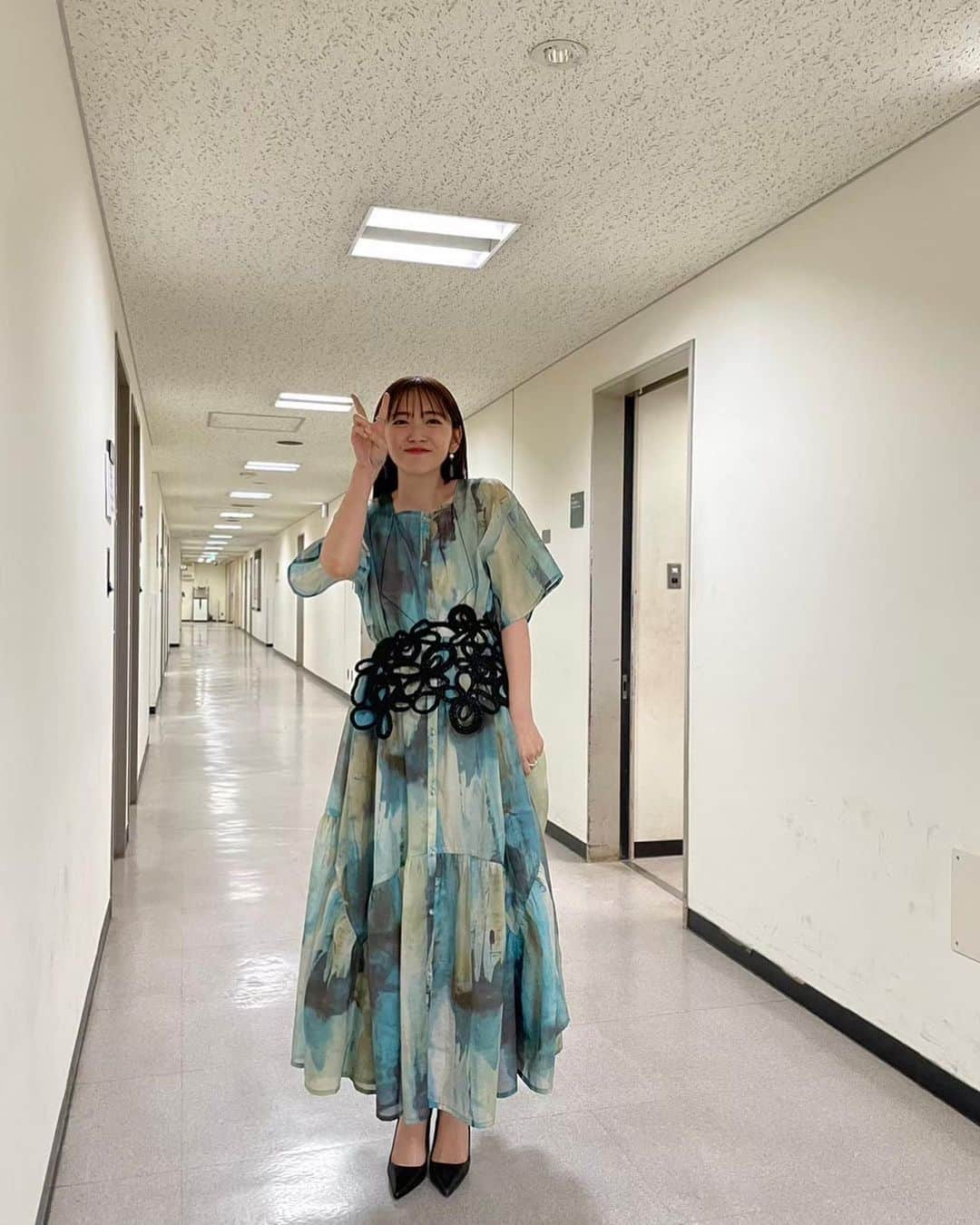 鈴木愛理さんのインスタグラム写真 - (鈴木愛理Instagram)「✴︎ #クラシックTV の衣装たち♡ ⁡ 最近色んな現場で、「クラシックTVみてますー！！」という声をかけていただくことが多くてとても嬉しいです☺︎ ⁡ 清塚さんとの2ショット、珍しくシックな2人だったので撮りました〜笑 ⁡ 🤍U字工事meetsドボルザーク ゲスト:U字工事さん ⁡ jacket,one-piece  @maisonspecial_women gold ring  @e.m.__official opal ring  @manarosa_jewel   @mandassociates pumps  @charleskeith_jp ⁡ ⁡ 🩵坂東玉三郎の愛するクラシック回 ゲスト: 歌舞伎俳優 坂東玉三郎さん ⁡ one-piece,belt  @rumche_official @brandnews_press earring  @abiste_official ring  @anemone_official ⁡ ⁡ 💙 サバンナ高橋とクラシックはサウナ? ゲスト:サバンナ高橋さん🧖服部百音さん🎻 ⁡ shirt,skirt  @ermannoscervino   @mandassociates silver ring  @balance_jewerly pumps  @sergiorossi ⁡ ⁡ #最近の衣装たち」7月10日 22時02分 - airisuzuki_official_uf