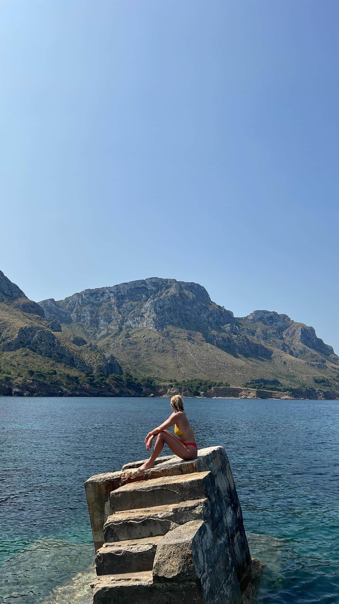 Zanna Van Dijkのインスタグラム：「My top Mallorca travel tip 🇪🇸   Tag someone you want to experience this with 🌊   Renting a boat in Mallorca was by far the best experience of our holiday! We got ours from @sollerboats in Port de Soller and I recommend sailing east along the coastline towards Sa Calobra. You’ll pass the most stunning hidden coves and be able to find a secluded spot for a dip! It’s absolute bliss ✨   Wearing @staywildswim 💙 #mallorca #mallorcaisland #mallorcagram #mallorcatips」