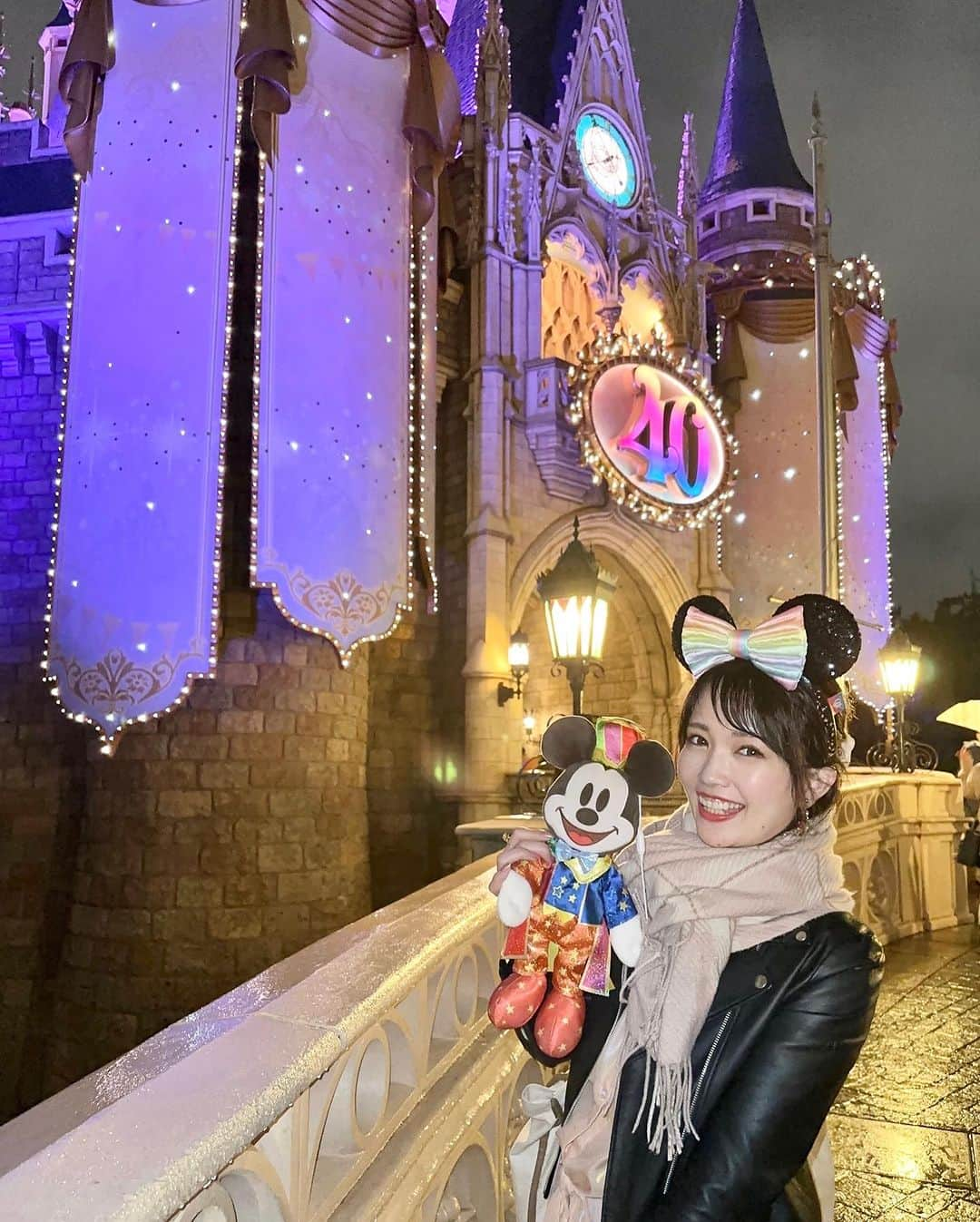 浅井麻里さんのインスタグラム写真 - (浅井麻里Instagram)「🏰東京ディズニーランド🏰 ⁡ めっちゃ暑いけど、ゲリラ豪雨あったり 気温差激しかったり体調崩しやすい気候だね💦 みんな気をつけてねー！ ⁡ 写真は、シンデレラ城の夜景✨ 40周年ミッキーと💕 ⁡ 4月だったけど、雨だったのもあって 夜は寒くて上着＆ストール巻いてた🤣 季節の移り変わり早すぎるー！💦 ⁡ シンデレラ城のイルミネーションは、 たまにティンカーベルが飛んでる光が見えたりするから 行った時にはよーく見てみてね💫🧚 ⁡ 最後の写真は、雨ならではの写真📸 逆さシンデレラ城✨🏰 ⁡ ⁡ #シンデレラ城 #東京ディズニーリゾート40周年 #ディズニーランド40周年 #ディズニー40周年 #ディズニーコーデ #ディズニーポトレ #ディズニーリゾート #ディズニーランド #東京ディズニーランド #東京ディズニーリゾート #ディズニーバウンド #ディズニーカチューシャ #東京ディズニー #tokyodisneyresort #disneyresort #disneyland #tokyodisneyland #韓国コーデ #韓国ファッション #夜景 #ディズニーフォト #東京ディズニーランド40周年 #ディズニーグッズ #ドリームゴーラウンド #tokyodisneyresort40thanniversary #40周年グッズ #cinderellacastle」7月10日 21時58分 - mari_asai_625