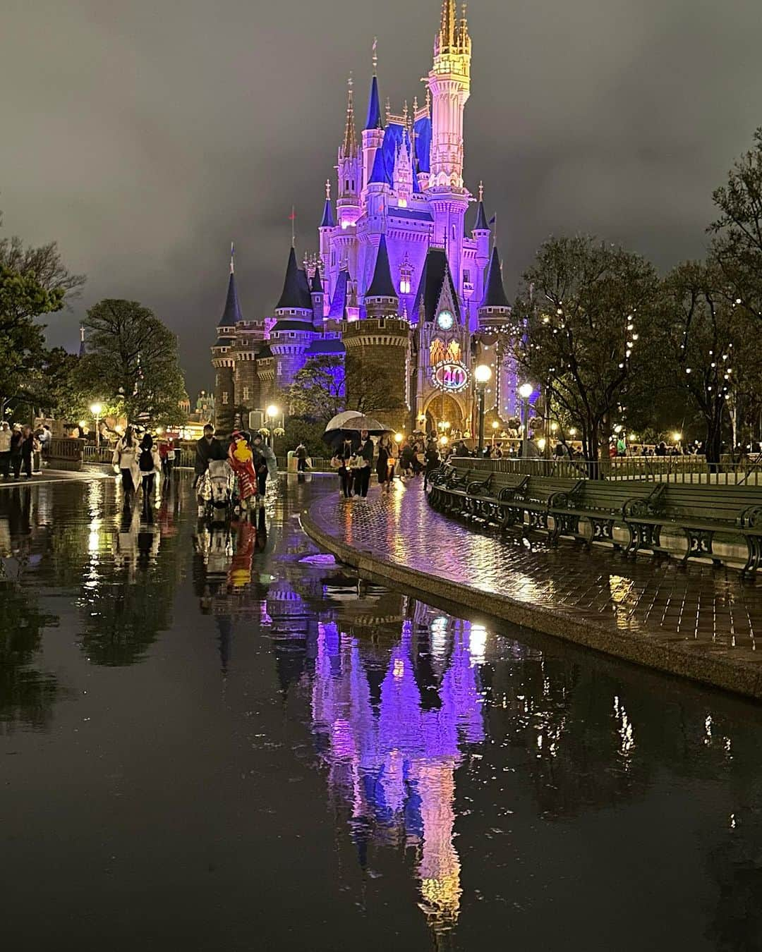 浅井麻里さんのインスタグラム写真 - (浅井麻里Instagram)「🏰東京ディズニーランド🏰 ⁡ めっちゃ暑いけど、ゲリラ豪雨あったり 気温差激しかったり体調崩しやすい気候だね💦 みんな気をつけてねー！ ⁡ 写真は、シンデレラ城の夜景✨ 40周年ミッキーと💕 ⁡ 4月だったけど、雨だったのもあって 夜は寒くて上着＆ストール巻いてた🤣 季節の移り変わり早すぎるー！💦 ⁡ シンデレラ城のイルミネーションは、 たまにティンカーベルが飛んでる光が見えたりするから 行った時にはよーく見てみてね💫🧚 ⁡ 最後の写真は、雨ならではの写真📸 逆さシンデレラ城✨🏰 ⁡ ⁡ #シンデレラ城 #東京ディズニーリゾート40周年 #ディズニーランド40周年 #ディズニー40周年 #ディズニーコーデ #ディズニーポトレ #ディズニーリゾート #ディズニーランド #東京ディズニーランド #東京ディズニーリゾート #ディズニーバウンド #ディズニーカチューシャ #東京ディズニー #tokyodisneyresort #disneyresort #disneyland #tokyodisneyland #韓国コーデ #韓国ファッション #夜景 #ディズニーフォト #東京ディズニーランド40周年 #ディズニーグッズ #ドリームゴーラウンド #tokyodisneyresort40thanniversary #40周年グッズ #cinderellacastle」7月10日 21時58分 - mari_asai_625