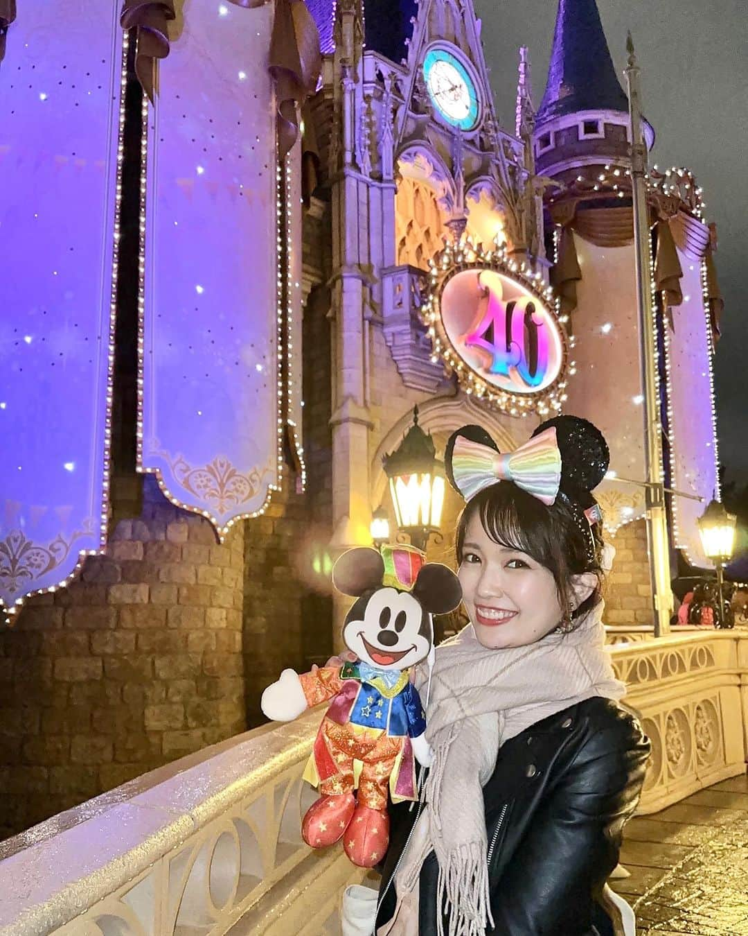 浅井麻里さんのインスタグラム写真 - (浅井麻里Instagram)「🏰東京ディズニーランド🏰 ⁡ めっちゃ暑いけど、ゲリラ豪雨あったり 気温差激しかったり体調崩しやすい気候だね💦 みんな気をつけてねー！ ⁡ 写真は、シンデレラ城の夜景✨ 40周年ミッキーと💕 ⁡ 4月だったけど、雨だったのもあって 夜は寒くて上着＆ストール巻いてた🤣 季節の移り変わり早すぎるー！💦 ⁡ シンデレラ城のイルミネーションは、 たまにティンカーベルが飛んでる光が見えたりするから 行った時にはよーく見てみてね💫🧚 ⁡ 最後の写真は、雨ならではの写真📸 逆さシンデレラ城✨🏰 ⁡ ⁡ #シンデレラ城 #東京ディズニーリゾート40周年 #ディズニーランド40周年 #ディズニー40周年 #ディズニーコーデ #ディズニーポトレ #ディズニーリゾート #ディズニーランド #東京ディズニーランド #東京ディズニーリゾート #ディズニーバウンド #ディズニーカチューシャ #東京ディズニー #tokyodisneyresort #disneyresort #disneyland #tokyodisneyland #韓国コーデ #韓国ファッション #夜景 #ディズニーフォト #東京ディズニーランド40周年 #ディズニーグッズ #ドリームゴーラウンド #tokyodisneyresort40thanniversary #40周年グッズ #cinderellacastle」7月10日 21時58分 - mari_asai_625