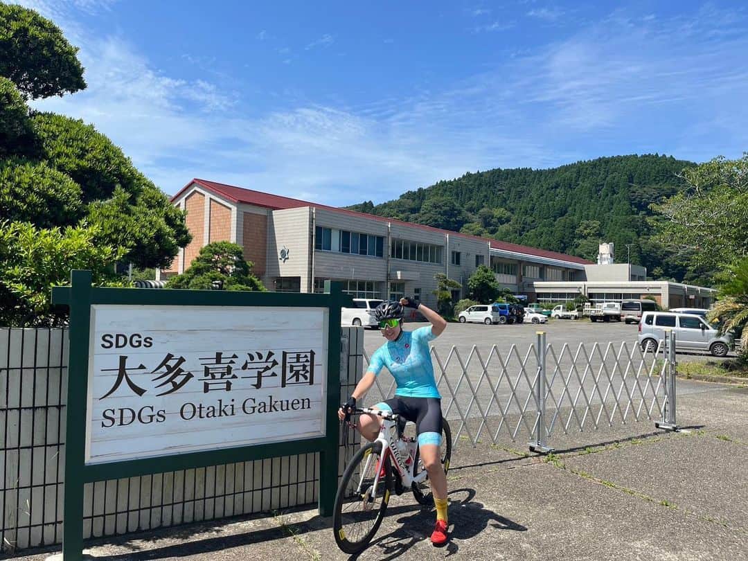 中村妃智のインスタグラム：「《part①》 大多喜ゆるぽたグルメライドツアー✨✨✨  JPF牧野君とサイクリングコースデモ走行してきました🐥 皆様こんなライドツアー開催したら参加したいですか🤔？？  1枚目:スタートの大多喜学園前にて(出発〜！) 2枚目:信号が少なく走りやすい♪(道路も綺麗です✨) 3枚目:この時期の紫陽花ロード(私命名) 4枚目:土日のみ営業の釜焼きパンと焼き菓子のお店(今回行けなかったの🥹) 5〜8枚目:観音橋(とんでもない傾斜) 9枚目:養老渓谷マップ(現在地確認) 10枚目:足湯と養老温泉の元祖源泉(源泉はご自由にお使いくださいと記載)」