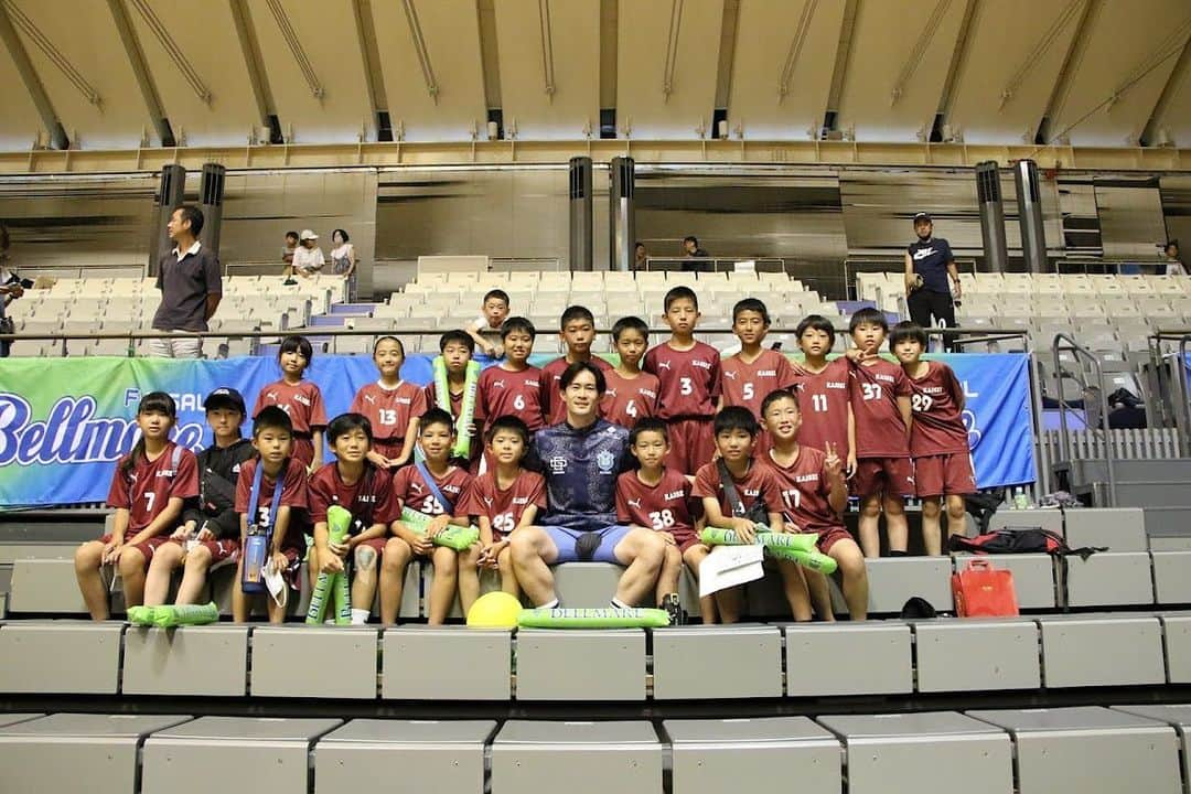 菊池大介のインスタグラム：「・ ・ ・ 立川戦DAISUKEシートには開成SCの子供達が来てくれました⚽️  試合は悔しい結果になったけど 終わって写真を撮る時のみんなの顔は凄くキラキラしてた！と思ってる🤣✨  少しでも何か感じてもらえていたら嬉しいな。  個人的にはプレーでまだ何も貢献できてないからもどかしいし悔しい気持ちはあるけど、 ブレずに自分が成し遂げる未来の為に頑張っていきます💪🔥  この日は立川の方が強かった。 勝った方が強いチーム。 次は負けた後のアウェイ戦。 めちゃくちゃ大事な試合！ みんなでこの敗戦を受け入れて成長していきます！！  応援ありがとうございました！！  #きてみて #bellmare_F #Fリーグ #湘南ベルマーレフットサルクラブ」