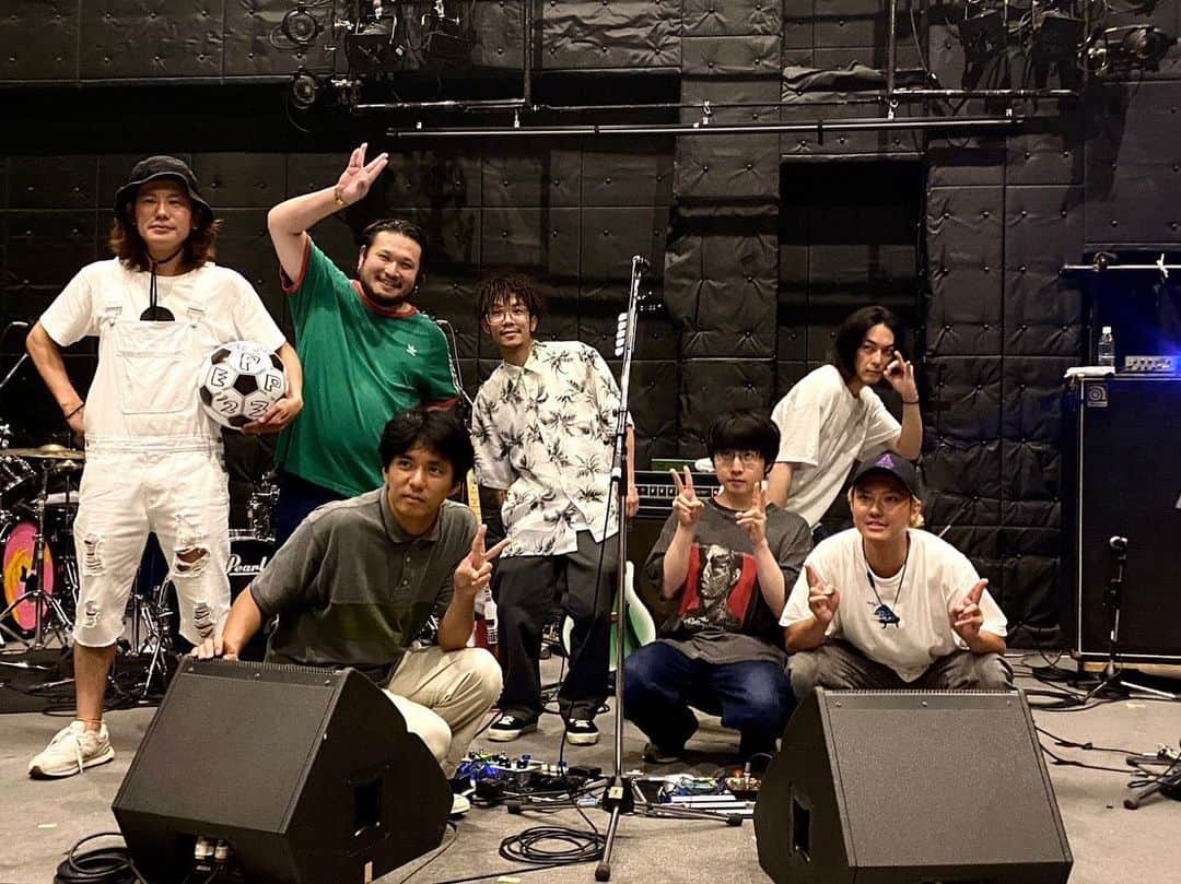 崎山蒼志のインスタグラム：「TENDOUIの曲も皆さんも大好きすぎる。ありがとうございました！超熱い夜でした。浜松！  本日GOTOさん @goto_drums と、有島コレスケさん @koresuke とスリーピースでした。お二人も、TENDOUJIの皆さんも、つくばロックフェス一緒です！」