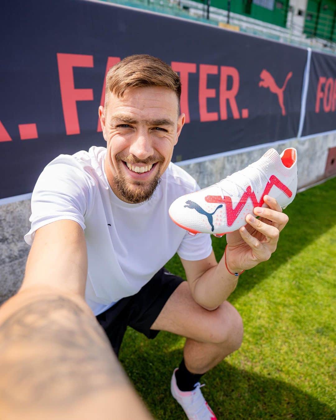 セバスティアン・コアテスのインスタグラム：「Nova temporada, novas FUTURE 🔥 🔝  @pumafootball #foreverfaster」