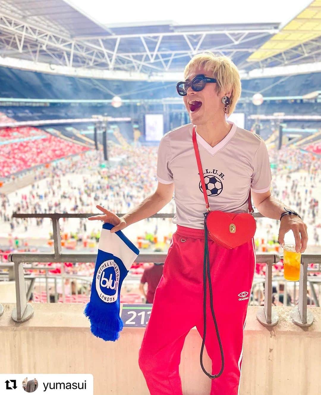 アヤメのインスタグラム：「More than happy to offer Yu @blurofficial ✨🔥🥰🇬🇧 Big wave of 90K people @wembleystadium 🔥🌊✨🇬🇧✊🏼ブラーはユウくんに行ってもらって大正解🇬🇧💙🔥✨客層over40やて😆皆んな音楽を通して自分の青春をみるんだね😌 #doublet の赤ジャージもええな🚩🎌さすが#yumasui 👏🏻👏🏻👏🏻Parklifeのコックニーも全部聞き取れるようになった自分にも拍手👏🏻😂 #90smusic #90年代 #ロンドン仲間 #ウェンブリースタジアム #ブラー   #Repost @yumasui ・・・ ☆Yu made it to the #Wembley & it was for @blurofficial concert! Yu had a chance to see live performance of his #90s favourite band from #BritPop era on Saturday. #ThankYou to @ayame_socks for offering Yu tickets! 🙏😘🙏  2. Never been #wemblystadium for concerts before! 3. Found younger fan in teen magazine cute tees! Actually main audiences are 40over & their teen or early 20s kids. 4. Started with shipping of course! Yu had to get this Wembley only #football shirt in very 90s silver (the one wearing in pic 1)! Actually it matched with outfit too as if it was planned. 5. 1 of opening acts.. 🤣 6. It was boys’ night out with wife & kids free dad @aalexszalai ! Thanx for being a companion ✌️ 7. Actor #PhilDaniels the original cockney narration from #Parklife joined the song!!! 8. #Song2 ! 9. Thank you for wonderful time!!! 10. Super happy.. ⚽️⚽️⚽️⚽️⚽️⚽️⚽️⚽️⚽️⚽️⚽️⚽️ #whatyuiswearing  #whatyuiseating  #london #concert」