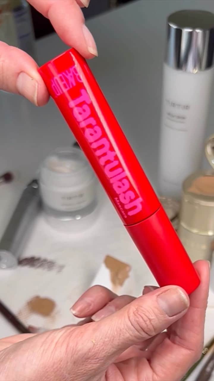 JO BAKERのインスタグラム：「‼️💥 T A R A N T U L A S H 💥‼️ The most exciting, most game changing drop so far…. This is the mascara you have seen on all my clients red carpets and magazine covers for the past year‼️  I LOVE A BOLD, FAST BUILD, SPIDERY LASH… it’s what I’m known for and this mascara gives you just that!!! A lash that turns heads and last like a champ. Doesn’t budge, smudge, smear or flake…. This is the one mascara you don’t want to be without!!!  Sign up to waitlist… it launches Wednesday 12th… in just 2 days ❤️🙌🏻💥‼️ #madeinitaly   #gamechanger #beautymusthave #newbownext #tarantulash #bakeupnotmakeup」