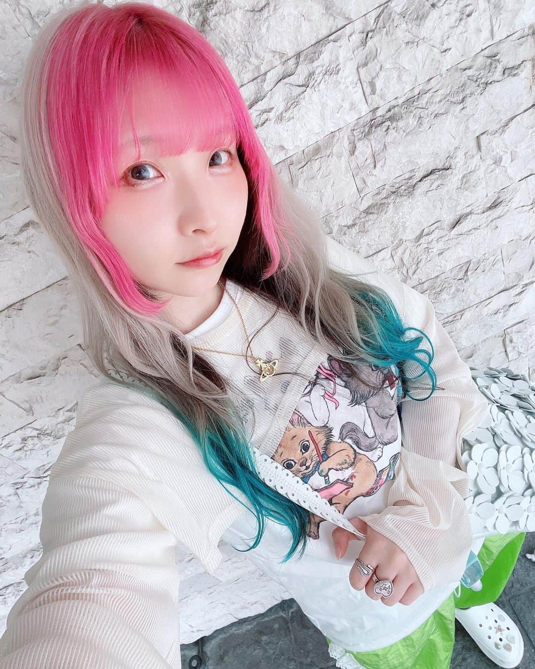 のインスタグラム：「ニューカラー💓久々のようなぴんく💓 生誕に向けて、And by spicaさんでカラーしてもらいましたー！ yoneさんさんぴゅーです！  #hair #haircolor #hairfashion #hairarrange #ヘアカラー #派手髪 #ピンク #pink」