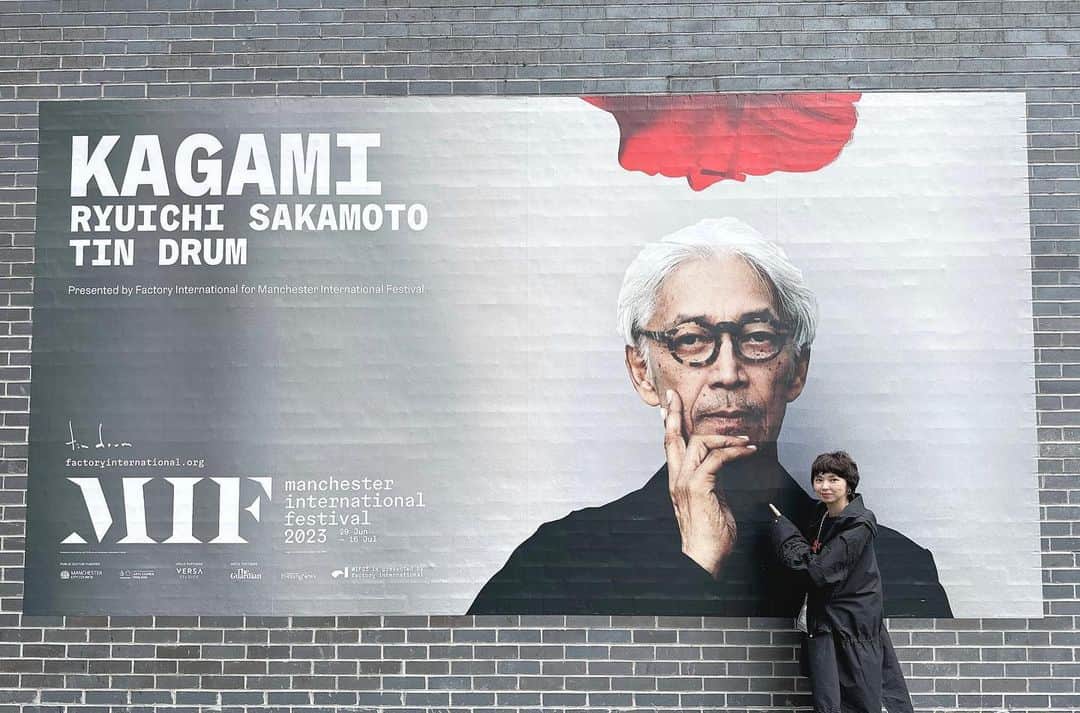 森下紀子のインスタグラム：「. ちょうど帰国後にNYでも開催されていた 坂本龍一氏のバーチャルリアリティコンサート 『KAGAMI』が マンチェスターでも開催されると知り ロンドンから行って来ました  会場には椅子が円形に置かれ 眼鏡型のオプティカルデバイスをかけると 真ん中にピアノを演奏するバーチャルな坂本氏が現れます 観客はコンサート中自由に会場内を歩き回り 色々な角度から演奏する姿を鑑賞することができます  鍵盤を弾く優しい手元や演奏中の表情など あんなに間近で演奏するお姿やお顔を拝見できるなんて バーチャルとは言え感動しっぱなしでした 大好きな「戦場のメリークリスマス」を聴いた時は思わず涙が出て 弾いている横でずっと座って聴いていました  まるで天国の演奏会をみているような 本当に素晴らしい体験でした  #KAGAMI  #坂本龍一」