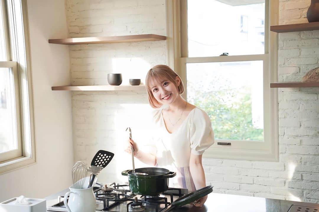 白井真緒のインスタグラム：「ご飯あと少しでできるよ〜🍳 ⁡ ⁡ ⁡ #彼女感 #彼氏目線 #料理女子  #撮影会 #撮影 #一眼レフ #カメラ」