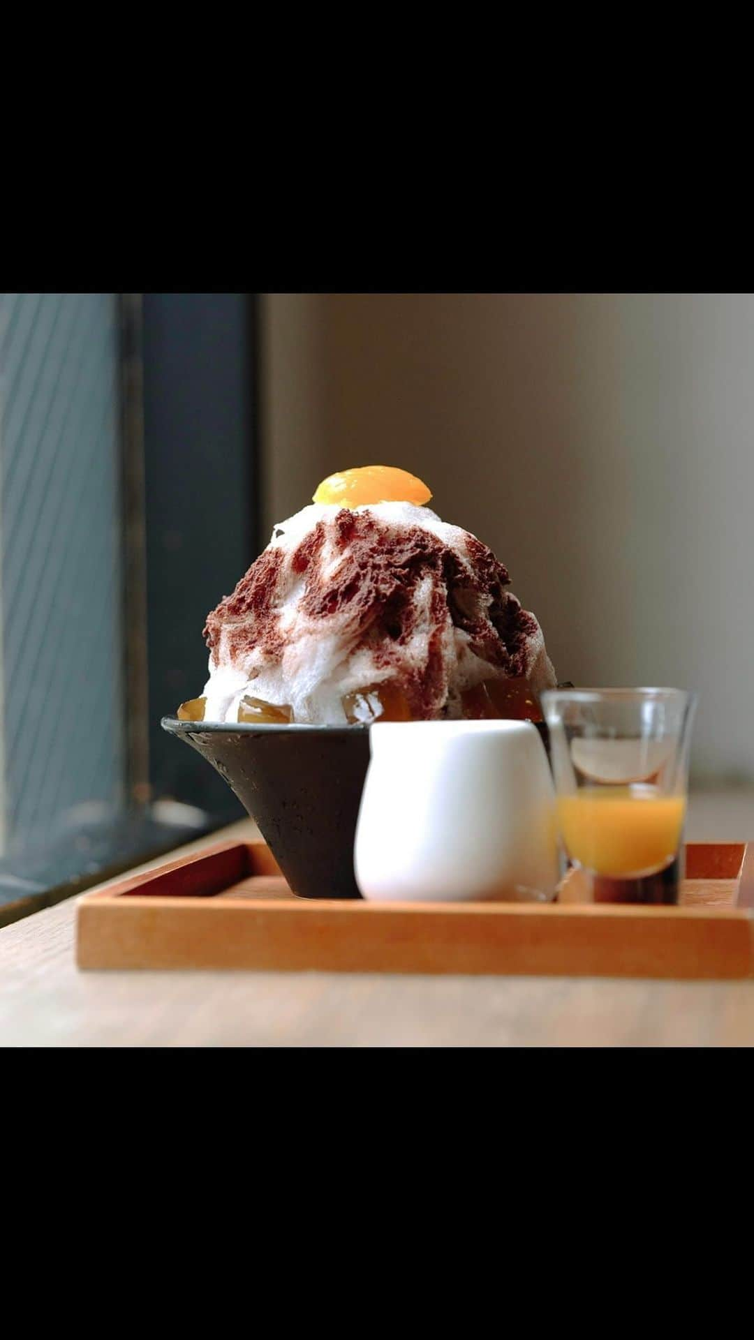 Minimal-BeantoBarChocolate-のインスタグラム：「富ヶ谷本店の夏限定「チョコレートかき氷」ができるまで！  チョコレート・あんず・紅茶のハーモニーを楽しむかき氷です！  たっぷりかけたチョコレートシロップは、冷たいかき氷でも香りを楽しめることを目指し、湯煎と急冷によってチョコレートの香りを抽出する独自製法でおつくりしています。  そしてかき氷の中にはベネズエラ産カカオを使った、フルーティなフレーバーのチョコレートアイスが！  もちもちの紅茶のジュレやあんずと合わせて、味わいの変化をお楽しみいただけます。  暑い中、毎日頑張る自分へのご褒美に。 富ヶ谷本店でお待ちしています！  ◆Minimal 富ヶ谷本店 　千代田線 代々木公園駅：1番出口(八幡口) 徒歩6分 　小田急線 代々木八幡駅：南口徒歩6分 　営業時間：11:30-19:00（L.O 18:30 定休日無し） 　※7月は毎週金曜、夜20時まで営業！ 　※ご予約・お電話でのお取り置きは承っておりません  ADDRESS：2-1-9 Tomigaya, Shibuya-ku, Tokyo Transport： Yoyogi-Hachiman Station (Odakyu line), south exit Yoyogi-Kouen Station (Tokyo Metro Chiyoda line), 1st exit Opening hours：11.30am-7pm  ————————  　チョコレートかき氷 　¥1,100(税込) 　※9月末まで限定 　※富ヶ谷本店・1日数量限定 　 ————————  #MinimalChocolate #MinimalBeanToBarChocolate #craftchocolate #tokyocafe #tomigaya #shibuya #shibuyacafe #東京カフェ #東京カフェ巡り #東京カフェ部 #東京カフェめぐり #TokyoChocolate #BeantoBatChocolate #먹스타그램 #카페 #맛집 #토쿄카페 #존맛탱 #かき氷　　#チョコレートかき氷 #yoyogikoen #yoyogihachiman #代々木八幡カフェ  #代々木八幡グルメ #東京かき氷 #東京かき氷巡り」