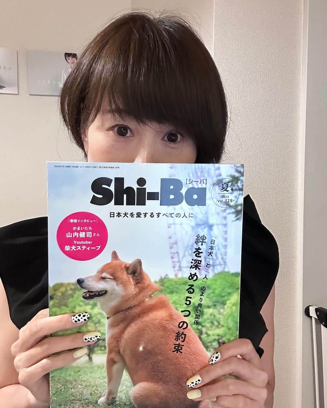 岩瀬玲のインスタグラム：「昔から好きなことを仕事にしてきました  去年からわんこ関連のビジネスを本格スタート ワンワンエッジというサービスで サイトやインスタ運営しております @wanwan.edge  ワンワンエッジインスタでも告知しておりますが  1️⃣おしゃれ好きな飼い主さん募集 これはレディースのおしゃれなフラットシューズ 🥿イノニット @e.three.shoes を履いてわんちゃんとのお散歩やカフェに行った様子をインスタに投稿 してくれる飼い主さんの募集です  なんと洗濯機で洗えて 履き心地も良くてしかも超かわいいというシューズで これでお散歩行くとウキウキします  2️⃣日本犬専門誌『Shi-ba』員募集 こちらは今コンサルで関わらせていただいていて 会員さんを募集しております  柴犬好きの方にはめっちゃ有名な雑誌 会員になっていただくと 雑誌に掲載されるチャンスがあったり 製品作りに関わってもらったり イベントに参加してもらったりの予定です  ☞ご登録は https://inubiyori.jp/pre/33775/  詳しくは @wanwan.edge のアカウントご覧ください フォローもよろしくです  #告知 #仕事 #わんちゃん」
