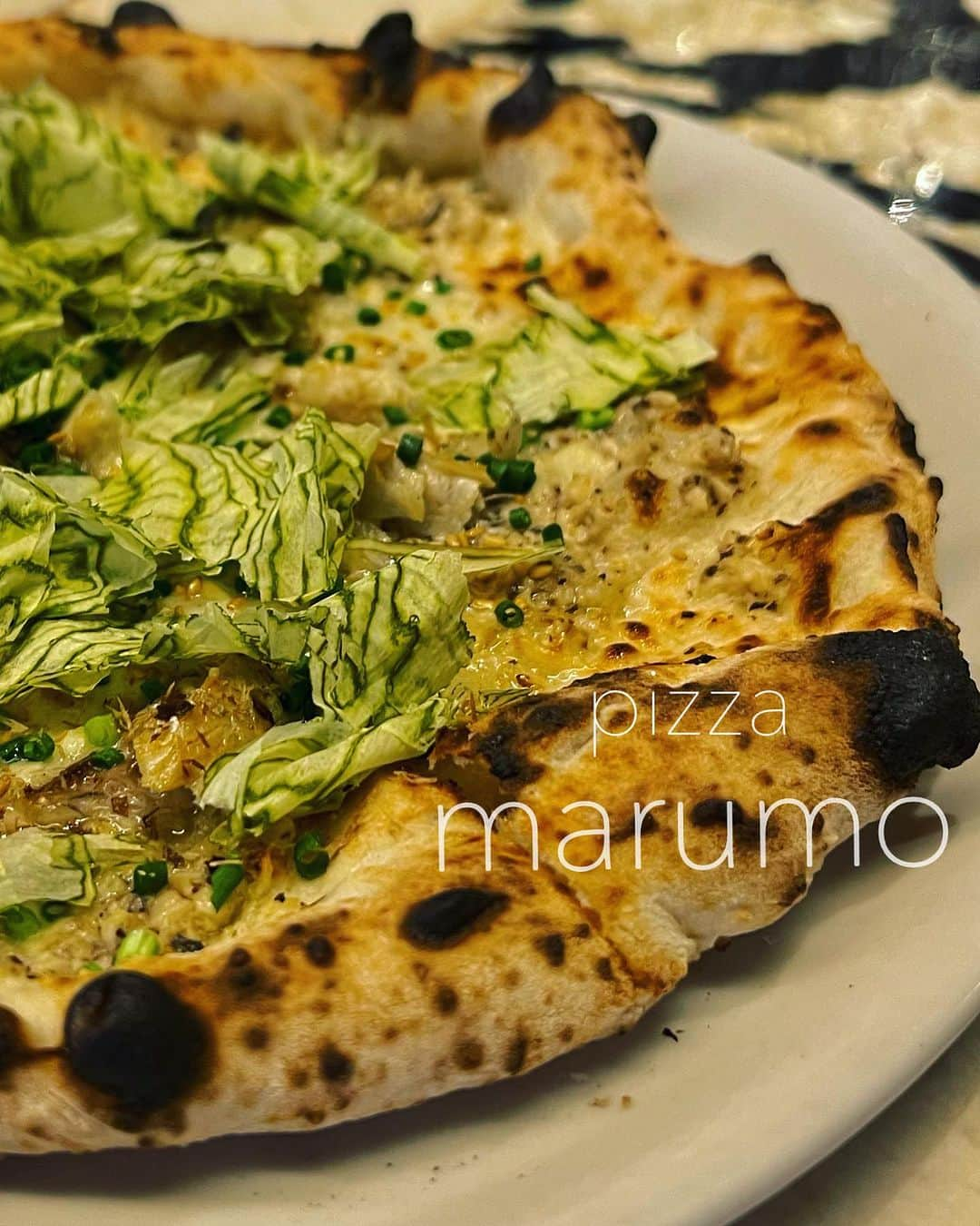 宮崎まこのインスタグラム：「pizza marumo🍕恵比寿  和×ピザ！ 繊細さとう、ま、み！はまった！ 誰かにおすすめしたくなるピザ、行く人は誘って🥳 大人数で沢山種類たべたい。生地薄い！  ◼︎日本の旨味 ◻︎和牛サーロインの生ハム ◼︎マルゲリータ＆マリナーラ ハーフ＆ハーフ	 ◻︎テリヤキボーイズ  #🍕　#ピザ #pizzamarumo #pizza #日本の旨味 #恵比寿グルメ #恵比寿ディナー #窯焼きピザ #カウンターテーブル #ワイン好きな人と繋がりたい #東京ピザ #恵比寿ピザ」