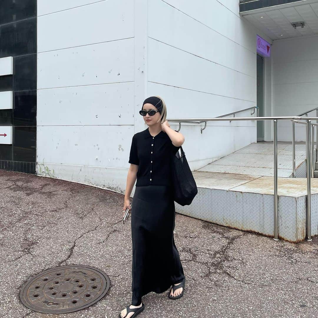 和田えりかのインスタグラム：「韓国3日目のこーで🕶️ まっくろくろすけ~  #🖤#こーで#韓国」
