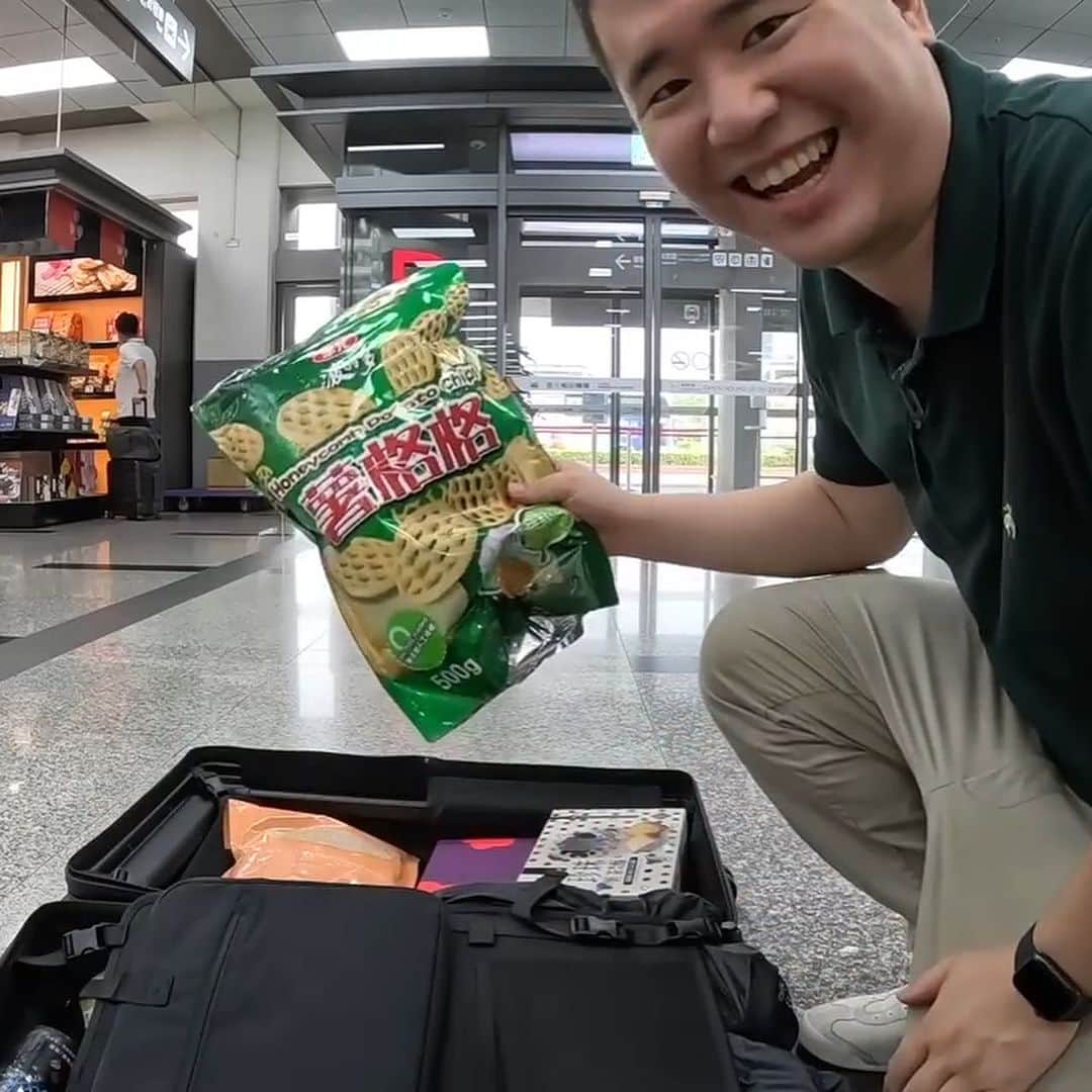 のインスタグラム：「どうも、おのだです！ 今回は、台湾に旅行に行ってきました！ 登場した便は、中華航空のビジネスクラスです✨  中華航空は、台湾の都心部から近い、松山空港から羽田空港に就航しているので、旅行の際は、非常に便利です！  また、今回VELOというスーツケースを利用して旅行しました！ 高さが3段階に調整ができるので、行きはスッキリ、帰りはお土産たくさん！で旅行に行くことができます！  気持ちをスッキリしたい方や、帰りにスーツケースパンパンで困っている方には、最適かもしれません！！  #おのだ #台湾 #中華航空 #VELO」