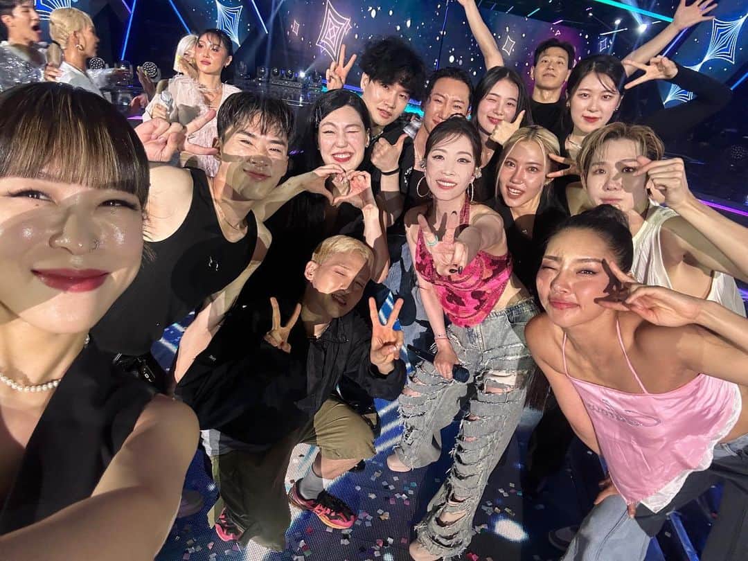 BoAのインスタグラム：「유랑의 대장정 끝! 그 마지막을 함께 해준 우리 팀 너무 고마워요!! 댄스여가수에게 댄서는 같은 그룹이나 마찬가지입니다!! 우리 댄서들에게도 많은 박수 보내주세요👏👏👏」