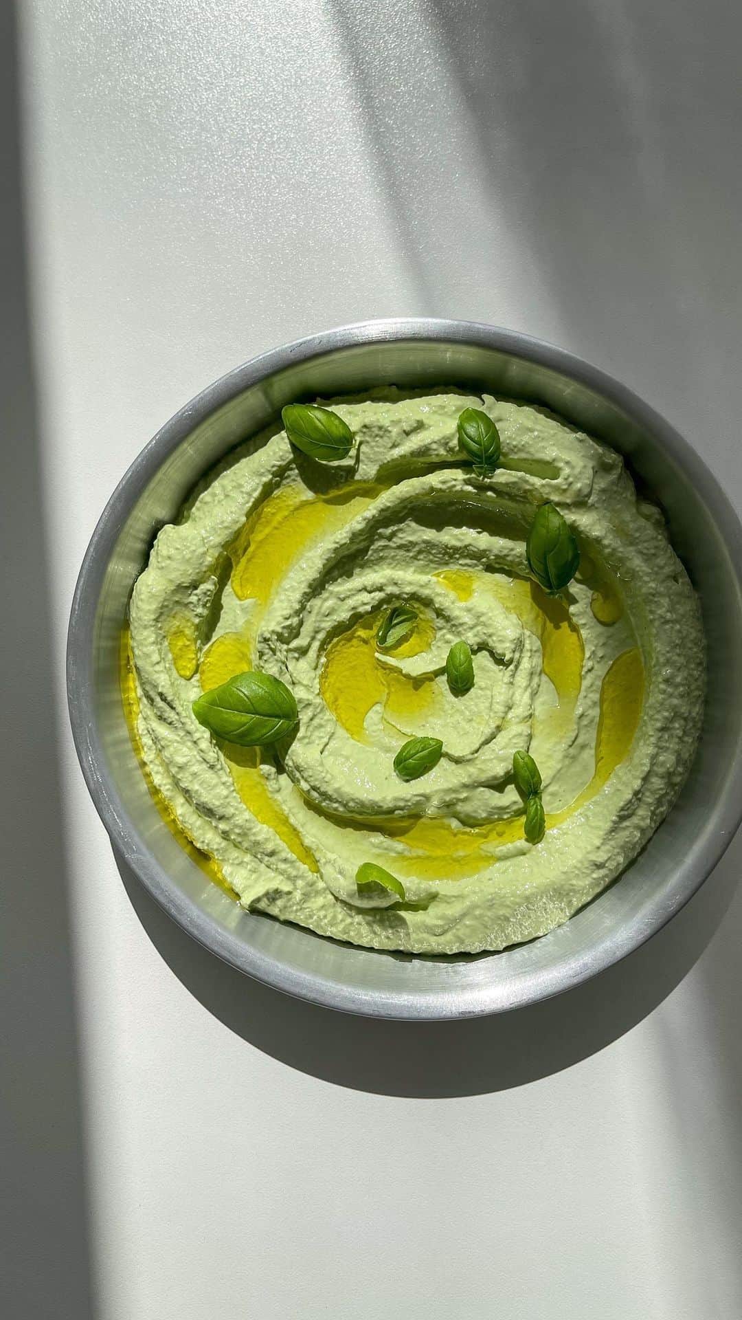 SHEINのインスタグラム：「Ever wanted to make your own labne but didn't know where to start? 🤔 Dare to dairy with @nurhkasim's simple steps that make yogurt cheese a breeze! 💫 What would you put in your own personal spread? 👇   #SHEINinspo」