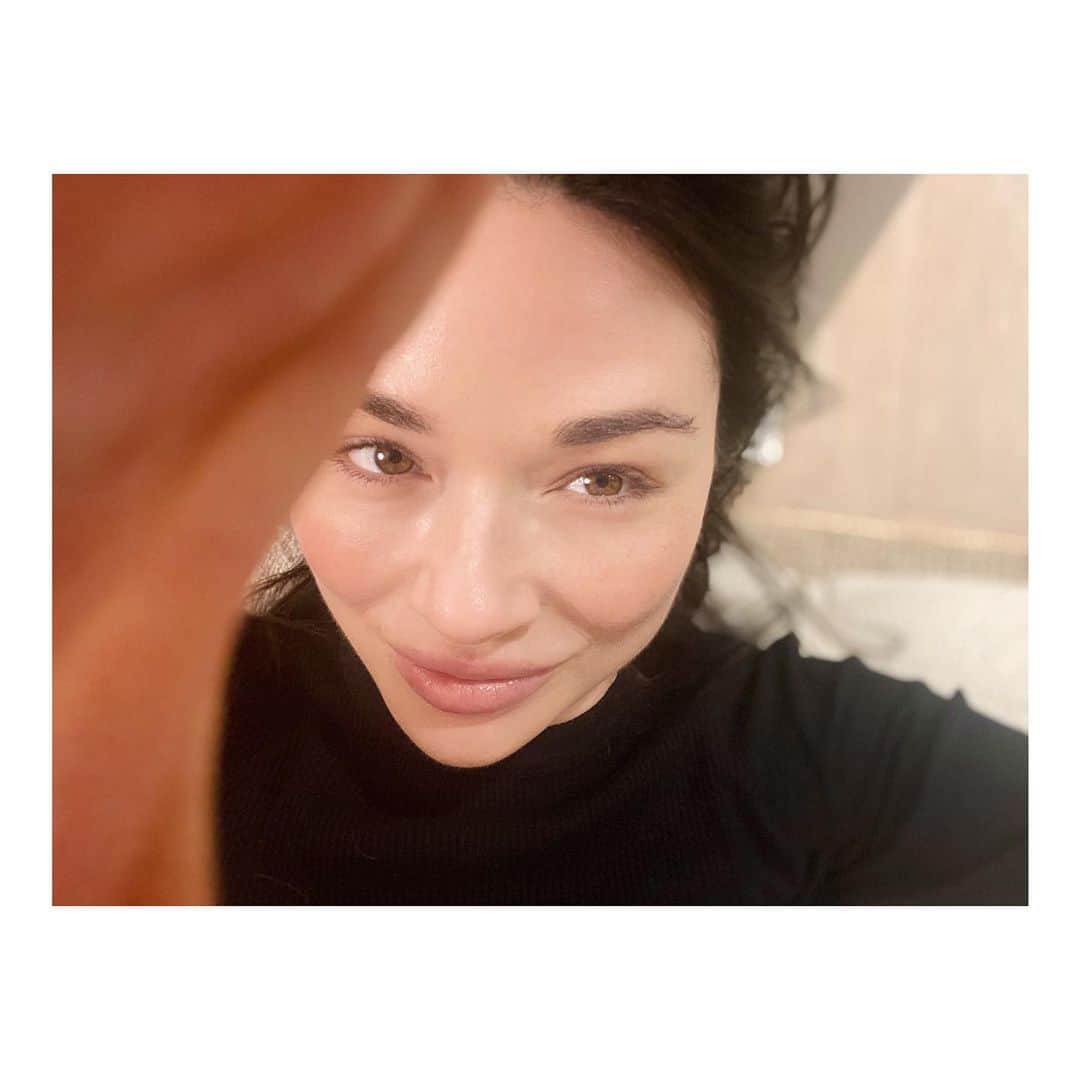クリスタル・リードのインスタグラム：「Today marks my one year free if alcohol. Choosing to give myself the gift of feeling every single feeling has made a radical shift in my life and the gifts are simply astounding. Grateful feels too little. Im filled with so much love. Thank You. Thank You. Thank You. xC」