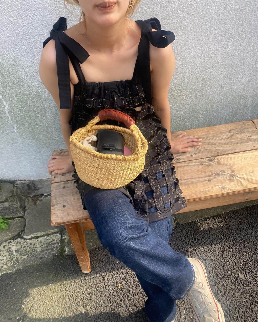 柴田紗希さんのインスタグラム写真 - (柴田紗希Instagram)「ぱしゃぱしゃぱしゃ  最近ほんとに暑いねー  かわいいトップスになんだかやぼったかんを入れたくてさ 使いこなしたコンバースを合わせたらこの日のイベントにあまりそぐわなかった。 まあ良いか☺️🫶🏻」7月10日 22時32分 - shibasaaki