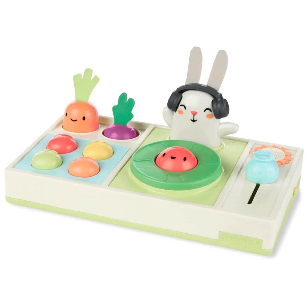 Skip Hopのインスタグラム：「Just Dropped! ✨ Our Farmstand Let The Beet Drop DJ Set! 🐰 Limited quantities so grab yours now & let's dance! 💃🕺💃  #skiphop #musthavesmadebetter #musicaltoy #babytoy #newarrival #toyoftheseason」