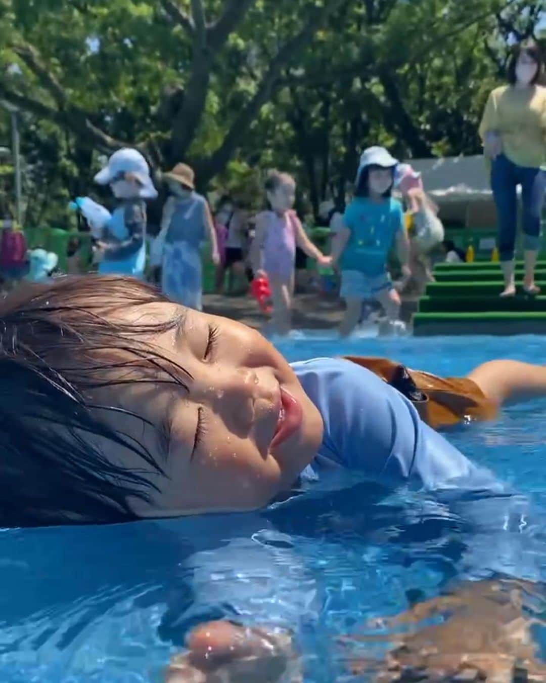 渡辺順子さんのインスタグラム写真 - (渡辺順子Instagram)「夏だっ!!☀️そうだっ!!  #ジャブジャブ池 だーー🏊𓂃𓈒𓏸  って事で 今年も待ちに待っていた 新宿中央公園のジャブジャブ池オープンのお知らせ⋆͛📢⋆  2023年はいよいよ今週 7/13(木)からスタートするみたい  定期的にスタッフの方たちが 水面に浮いたゴミとかを 定期的に清掃をしてくれるところが 好感が持てるんだよね～ ありがとうございます✧  水遊びパンツ着用OKで遊べるのもありがたかったな～  2022年は整理券配布で入れ替え制だったけど 今年もそのスタイルなのかな❓ そのあたり遊びに行ったらレポするね  ちなみに昨年の日曜日 朝10:30に到着した時には すでに1時間後の整理券配布中で  遊具で遊ぶ ⇣ 遊具熱すぎ問題につき 早々にスタバ退避 ⇣ 腹ごしらえ＆🚹 ⇣ からの。入場  とゆう流れで 有意義な待ち時間だったw  今年もお世話になります🏖  〘 新宿中央公園 ジャブジャブ池〙 🗓 2023/7/13(木)～9/10(日)  🕐 平日 11:00-16:00   土日祝 10:30-16:00  対象年齢▷小学校3年生までの児童  #夏の風物詩といえば #じゃぶじゃぶ池 #新宿中央公園 #子どもプール #水遊びスポット #水遊び大好き #水遊びパンツ #東京水遊びスポット #子どもと公園 #子どもとおでかけ #夏の遊び #子連れ新宿 #子連れスポット東京 #スタバキッズ #」7月10日 22時46分 - nabejun_room
