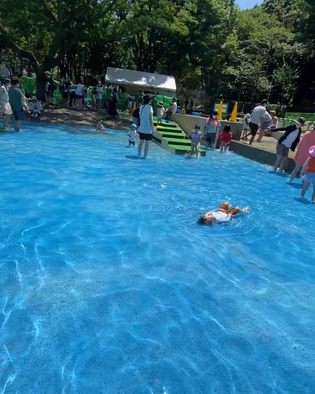 渡辺順子さんのインスタグラム写真 - (渡辺順子Instagram)「夏だっ!!☀️そうだっ!!  #ジャブジャブ池 だーー🏊𓂃𓈒𓏸  って事で 今年も待ちに待っていた 新宿中央公園のジャブジャブ池オープンのお知らせ⋆͛📢⋆  2023年はいよいよ今週 7/13(木)からスタートするみたい  定期的にスタッフの方たちが 水面に浮いたゴミとかを 定期的に清掃をしてくれるところが 好感が持てるんだよね～ ありがとうございます✧  水遊びパンツ着用OKで遊べるのもありがたかったな～  2022年は整理券配布で入れ替え制だったけど 今年もそのスタイルなのかな❓ そのあたり遊びに行ったらレポするね  ちなみに昨年の日曜日 朝10:30に到着した時には すでに1時間後の整理券配布中で  遊具で遊ぶ ⇣ 遊具熱すぎ問題につき 早々にスタバ退避 ⇣ 腹ごしらえ＆🚹 ⇣ からの。入場  とゆう流れで 有意義な待ち時間だったw  今年もお世話になります🏖  〘 新宿中央公園 ジャブジャブ池〙 🗓 2023/7/13(木)～9/10(日)  🕐 平日 11:00-16:00   土日祝 10:30-16:00  対象年齢▷小学校3年生までの児童  #夏の風物詩といえば #じゃぶじゃぶ池 #新宿中央公園 #子どもプール #水遊びスポット #水遊び大好き #水遊びパンツ #東京水遊びスポット #子どもと公園 #子どもとおでかけ #夏の遊び #子連れ新宿 #子連れスポット東京 #スタバキッズ #」7月10日 22時46分 - nabejun_room