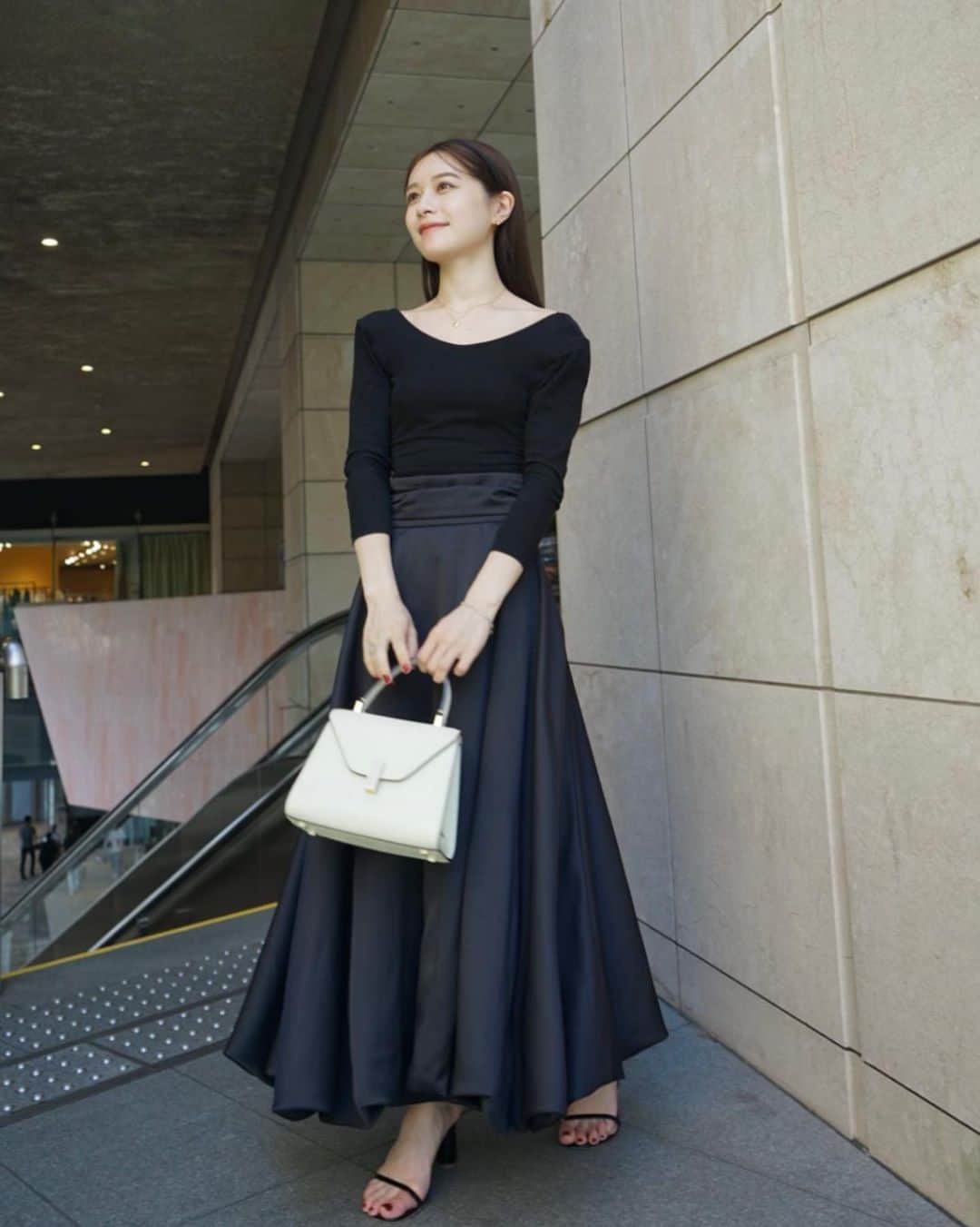楫真梨子さんのインスタグラム写真 - (楫真梨子Instagram)「@laubeblanc のバルーンスカート。Autumn collectionのひとつです🍁  立体的なフォルムと控えめな光沢が上品でお気に入り☺️  明日、もうひとつ嬉しいお知らせがございます。  #laubeblanc #黒の装い」7月10日 22時39分 - kajimari1226