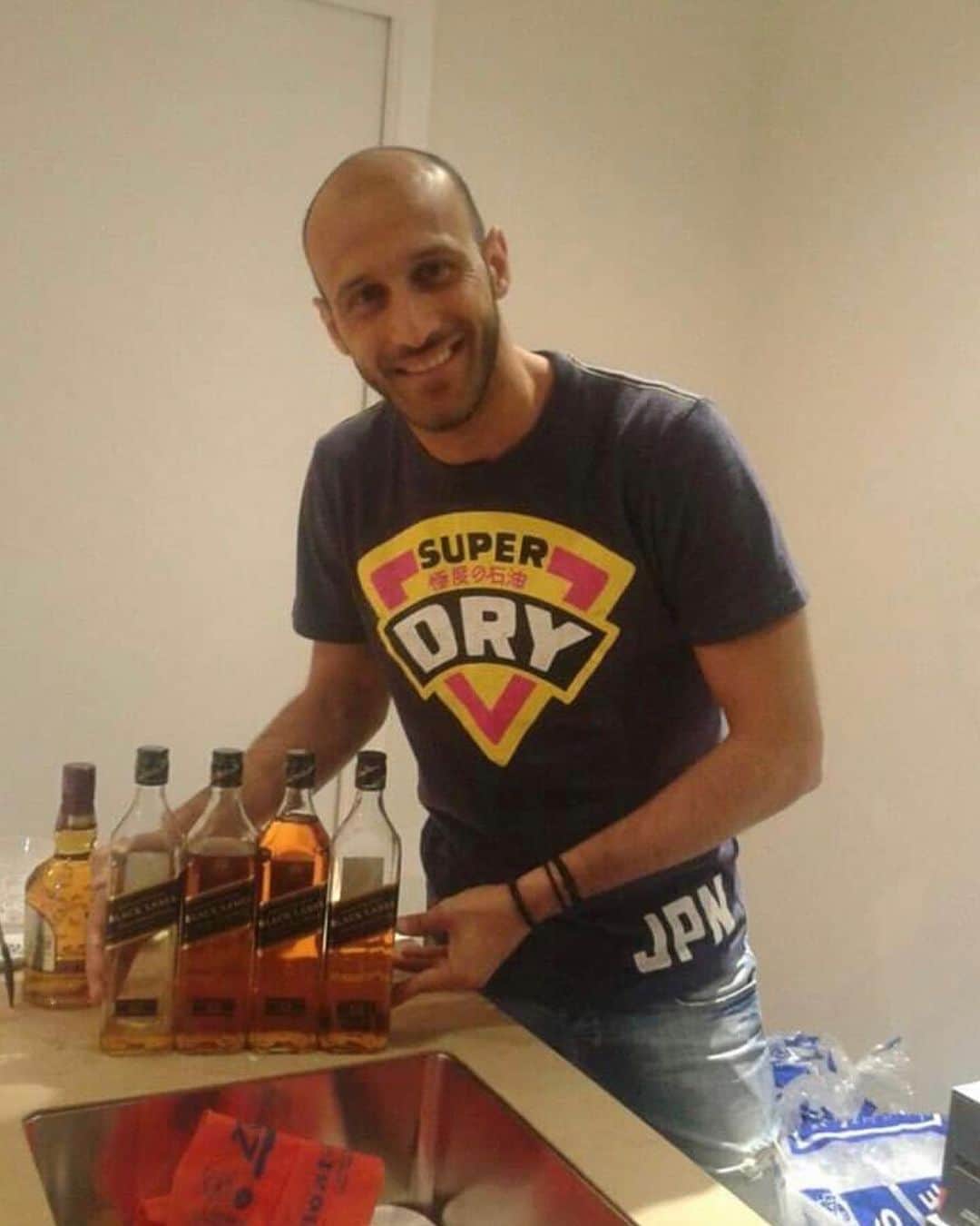 バンゲリス・モラスのインスタグラム：「Οι ωραιότερες και κατάλληλες φωτό για να γιορτάσουμε τα γενέθλια σου . Cheers mate όπως λένε και στην Αυστραλία @georgebabatsias @christopherchristo Λείπεις ….πολύ ❤️❤️❤️  #savemoras #savemorasitalia #43 #mybrother #myhero」