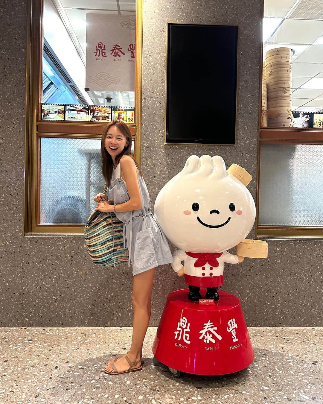 のインスタグラム：「今天出了我此生最大的糗😂  簡短來說就是今天下山運動、除毛、找朋友，結果到了朋友辦公室門口，想說整理一下衣服（我原本穿著一件連身短洋裝）  摸著摸著⋯發現洋裝屁屁下方，居然有一個大洞！！！一看！真的是超大的洞（圖5）  整個大傻眼😂完全不知道什麼時候破掉的⋯  不知道有沒有路人看到🫠  好險我是去找 @styleoolala 闆娘 還有衣服可以借我穿😂  有人跟我一樣糗過嗎？ 拜託！我需要同溫層😂  BTW今天吃鼎泰豐，用豆沙包、流沙包、千層油糕結尾，好滿足🤤」