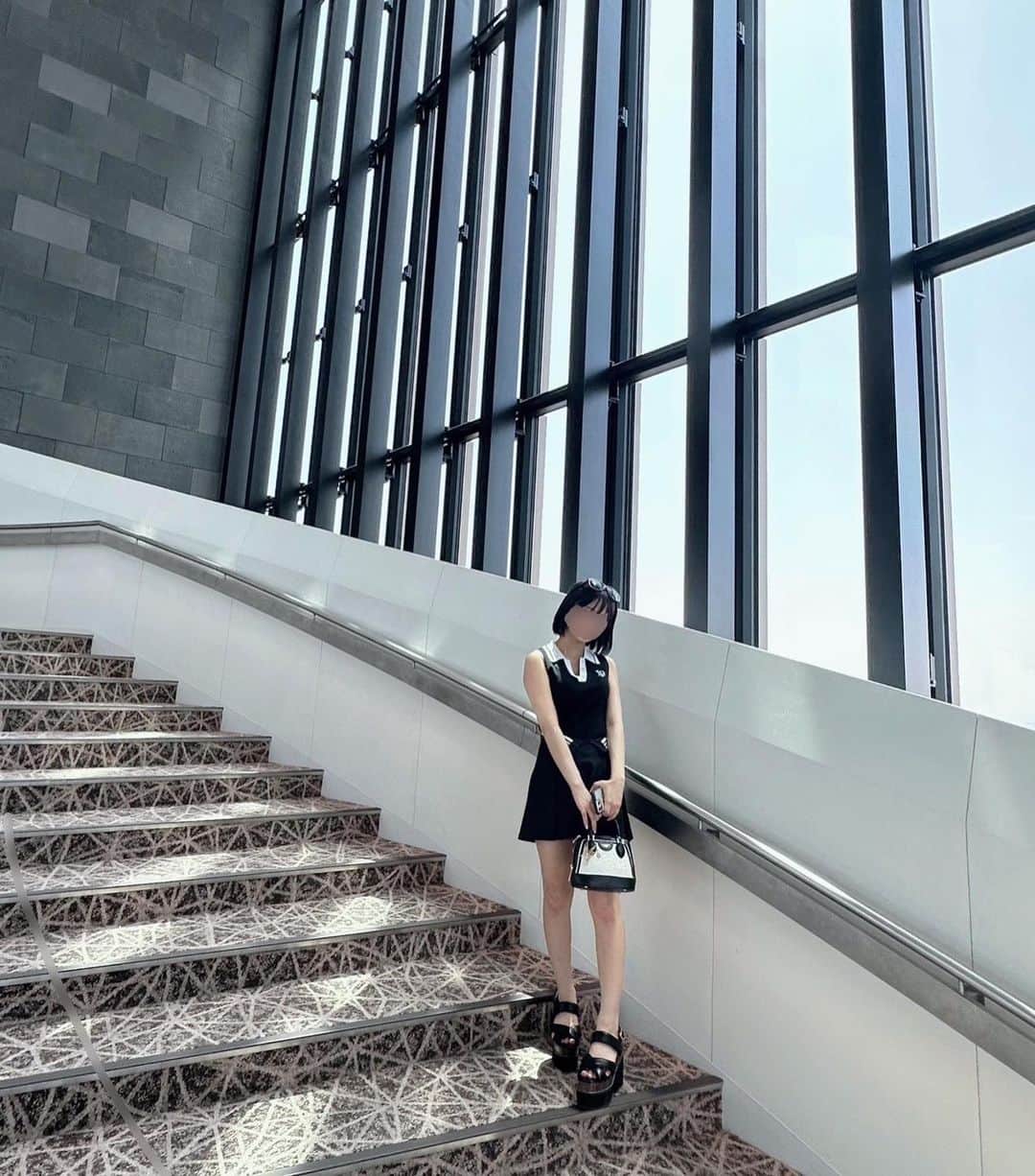 みつきなんだよねのインスタグラム：「オシャレなとこ行ってきた！！😋 顔ぼやけすぎてたから隠した🥲ごめん！」