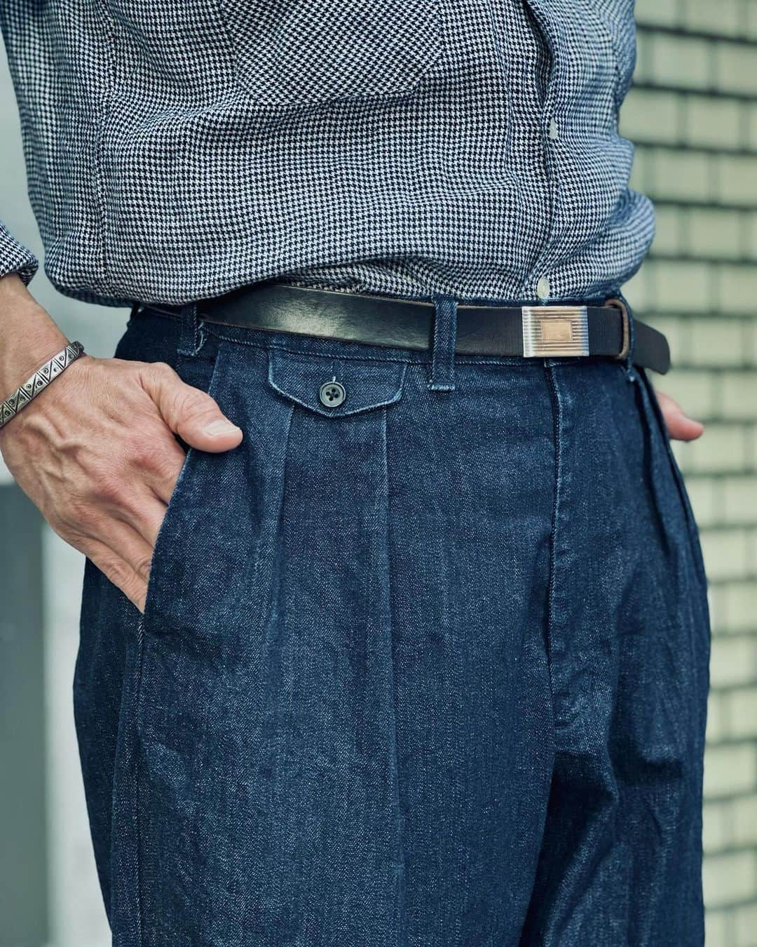 BEAMS+さんのインスタグラム写真 - (BEAMS+Instagram)「・ BEAMS PLUS RECOMMEND.  ＜BEAMS PLUS＞ 2 Pleated Denim Trousers  2-pleat trousers, a staple item of . The one-washed deep indigo blue is a standout finish. Features a naturally tapered silhouette around the loose hips and hem. I use stretch denim of 12 ounces. Denim that you can enjoy aging as you wear it.  --------------------------------------------------------------   ＜BEAMS PLUS＞の定番アイテムである2プリーツトラウザーズ。ワンウオッシュした深みのあるインディゴブルーが際立つ仕上がりです。ゆとりのあるヒップ周りと裾にかけて自然にテーパードされたシルエットが特長。12オンスのストレッチデニムを使用。穿きこむほどに経年変化を楽しむことのできるデニムです。   #beams #beamsplus #beamsplusharajuku  #harajuku #mensfashion #mensstyle #stylepoln #menswear #trousers #denim」7月10日 22時50分 - beams_plus_harajuku