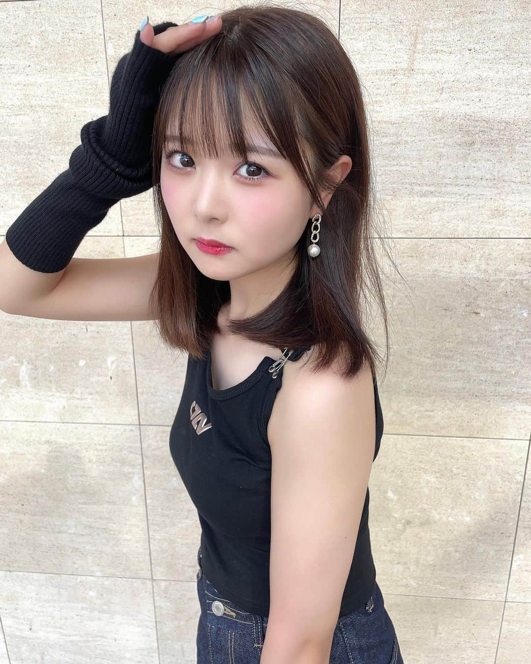 久保田沙矢香さんのインスタグラム写真 - (久保田沙矢香Instagram)「黒さやか！❤︎‬  先日カットとカラーをしていただきました 💇🏻‍♀️ 少し短くなってすっきり！！ 色も夏らしくてお気に入りです🍫  #ミディアム #ミディアムヘア #ミディアムヘアアレンジ #ブラウンカラー #オリーブブラウン #シーイン #shein #darich #タンクトップ #アームウォーマー #wego」7月10日 22時52分 - kubotasayaka_0113