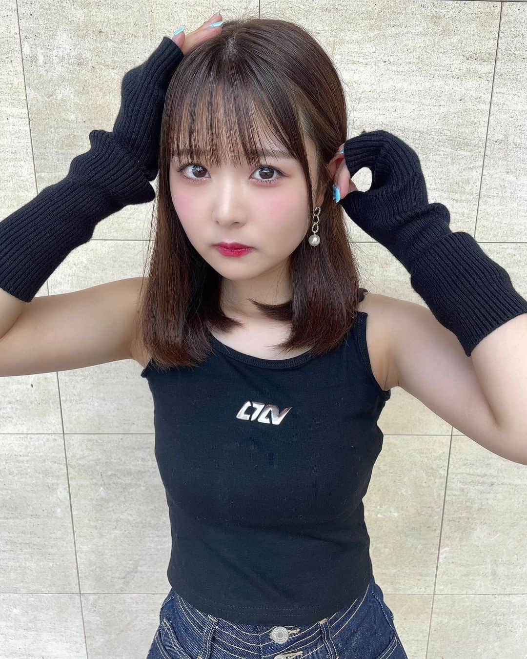 久保田沙矢香のインスタグラム：「黒さやか！❤︎‬  先日カットとカラーをしていただきました 💇🏻‍♀️ 少し短くなってすっきり！！ 色も夏らしくてお気に入りです🍫  #ミディアム #ミディアムヘア #ミディアムヘアアレンジ #ブラウンカラー #オリーブブラウン #シーイン #shein #darich #タンクトップ #アームウォーマー #wego」