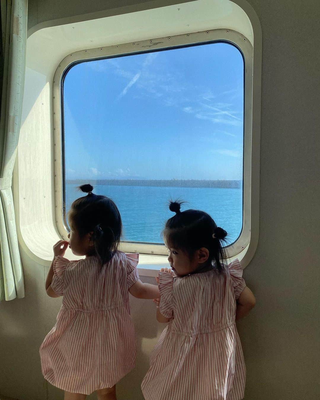 NANAのインスタグラム：「Day2✍🏼 going to Koshiki Island! ⛴️✨ ＿＿＿＿＿＿＿＿＿＿＿＿＿＿  まだまだ続きます鹿児島ポスト！🫡🩵 フェリーであのDr.コトーでモデルになった甑島へ！ タネタネは初フェリー！ "ふねのるー！"と楽しみにしていたので、室内からの海の景色にぴょんぴょん跳ねて喜んでいました笑🫶🏻  私たちは港の駐車場(無料！)にレンタカーを置いて乗船。 タネタネが過ごしやすいように、椅子ではなく雑魚寝スペースへ！ 途中波が揺れ出してからは家族みんなで横になって、ゴロゴロとしていたらあっという間に着いたので、タネタネもご機嫌だしストレスフリーでした✌🏻🤍 船でもみんなが可愛がってくれて話しかけてくれて鹿児島の人優しい…🤍それだけで好きです、鹿児島🤍  📍串木野▷里港 フェリーニューこしき 乗船時間: 75分 大人(片道) 2,340円 TEL 0996-32-6458   #鹿児島 #鹿児島観光 #鹿児島旅行 #フェリー #甑島 #子連れ旅行 #タネタネ記録」