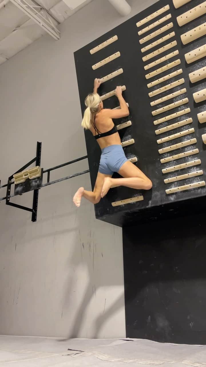 シエラ・ブレア・コイルのインスタグラム：「Some morning motivation to train 🔥   Thanks @myclimbapp for making it so easy to log my workouts everywhere I go!  *If you want to try this workout, you do each exercise 4-6x with 2 minutes rest between sets!  #theClimbingTrainingApp #LogAnyClimbAnywhere #LearnTrainClimb」