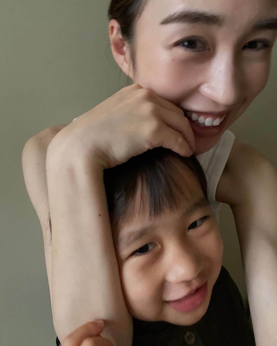 MAKI MIYAMOTO 宮本真紀さんのインスタグラム写真 - (MAKI MIYAMOTO 宮本真紀Instagram)「最近一段とらぶらぶな私たち🩷 また天気良くなったら遊びに行こうね 手に持ってるのは大好きなドライフルーツ。  #3歳男の子 #おやすみなさい #島根ママ」7月10日 22時59分 - makime_me_